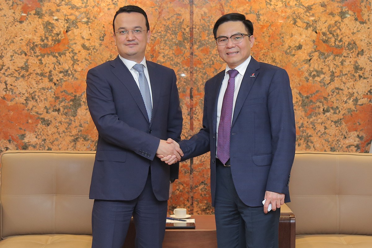 Petrovietnam President and CEO Le Manh Hung receives Minister of Investment, Industry and Trade of Uzbekistan