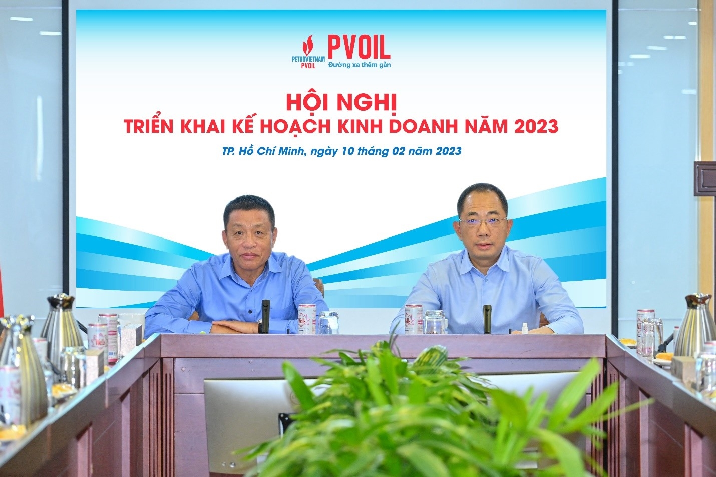 Ông Cao Hoài Dương – Bí thư Đảng ủy, Chủ tịch HĐQT và ông Đoàn Văn Nhuộm – Tổng Giám đốc PVOIL chủ trì Hội nghị Ông Cao Hoài Dương – Bí thư Đảng ủy, Chủ tịch HĐQT và ông Đoàn Văn Nhuộm – Tổng Giám đốc PVOIL chủ trì Hội nghị