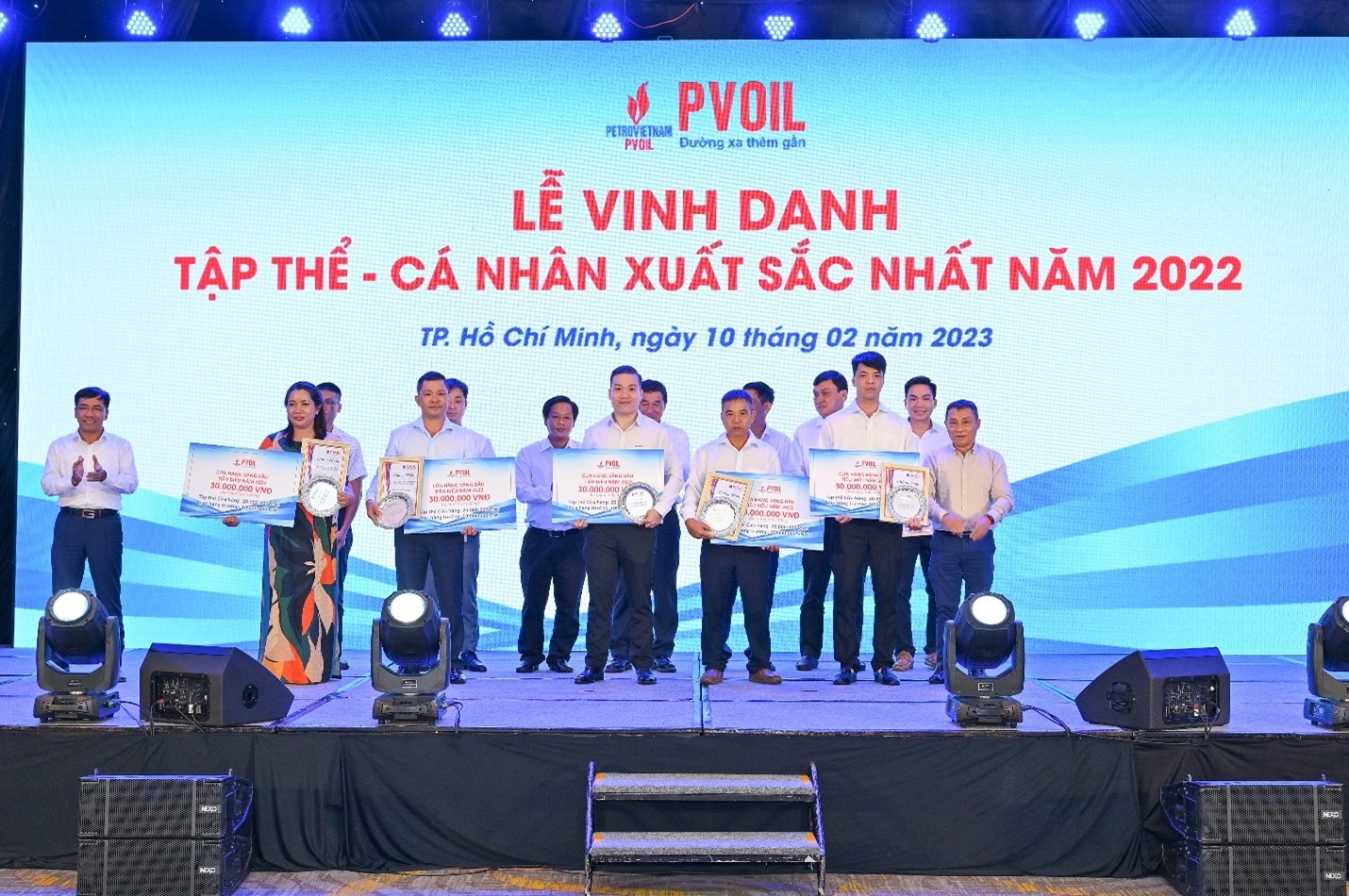 Lãnh đạo PVOIL trao danh hiệu cho 05 CHXD đạt danh hiệu “Cửa hàng xăng dầu tiêu biểu năm 2022” Lãnh đạo PVOIL trao danh hiệu cho 05 CHXD đạt danh hiệu “Cửa hàng xăng dầu tiêu biểu năm 2022”