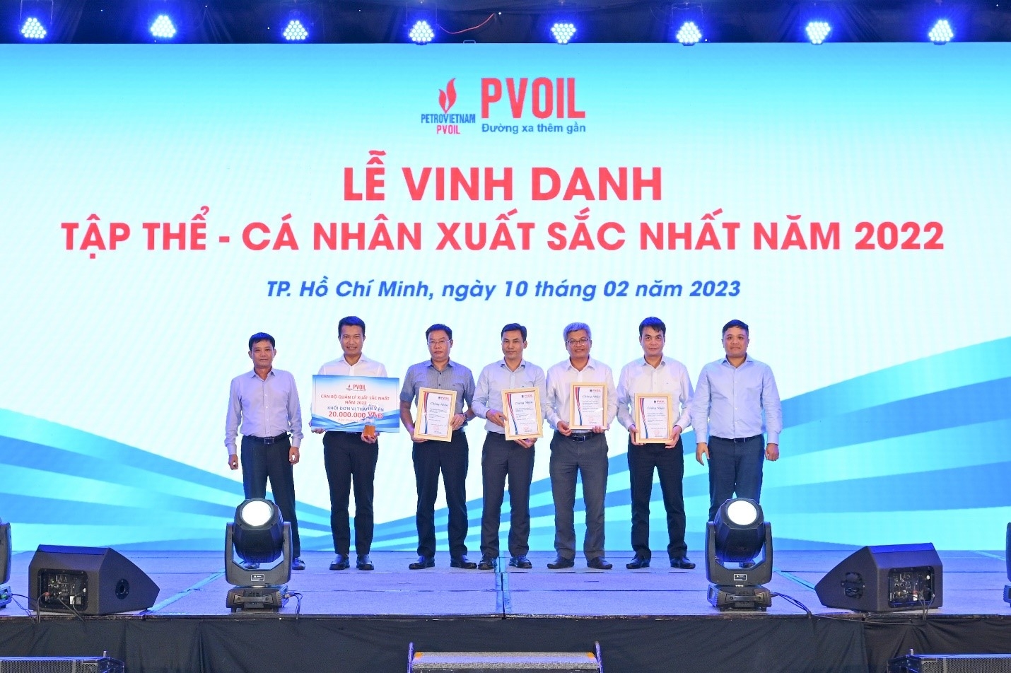 Lãnh đạo PVOIL trao danh hiệu “Cán bộ quản lý xuất sắc nhất năm 2022” (khối Đơn vị thành viên) Lãnh đạo PVOIL trao danh hiệu “Cán bộ quản lý xuất sắc nhất năm 2022” (khối Đơn vị thành viên)
