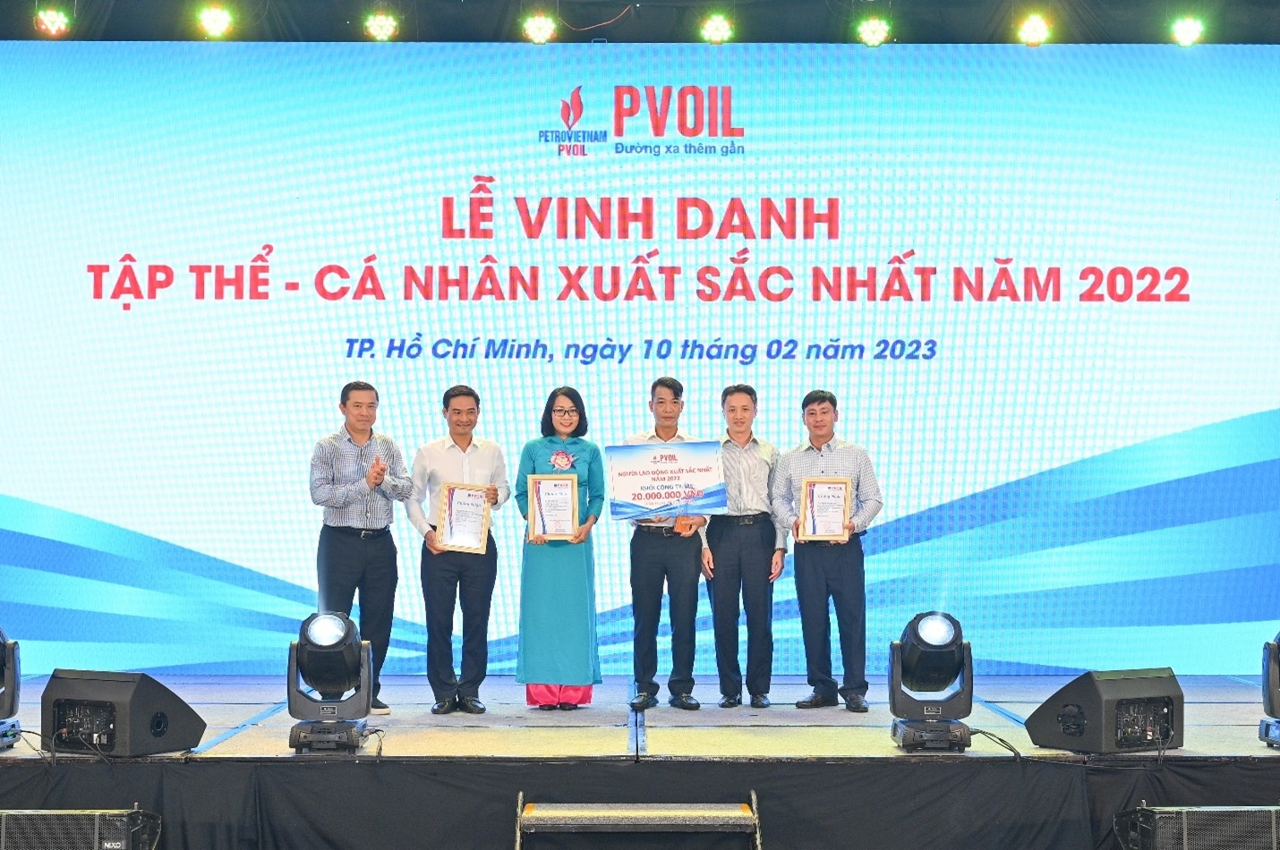 Lãnh đạo PVOIL trao danh hiệu “Người lao động xuất sắc nhất năm 2022” (khối Công ty mẹ) Lãnh đạo PVOIL trao danh hiệu “Người lao động xuất sắc nhất năm 2022” (khối Công ty mẹ)