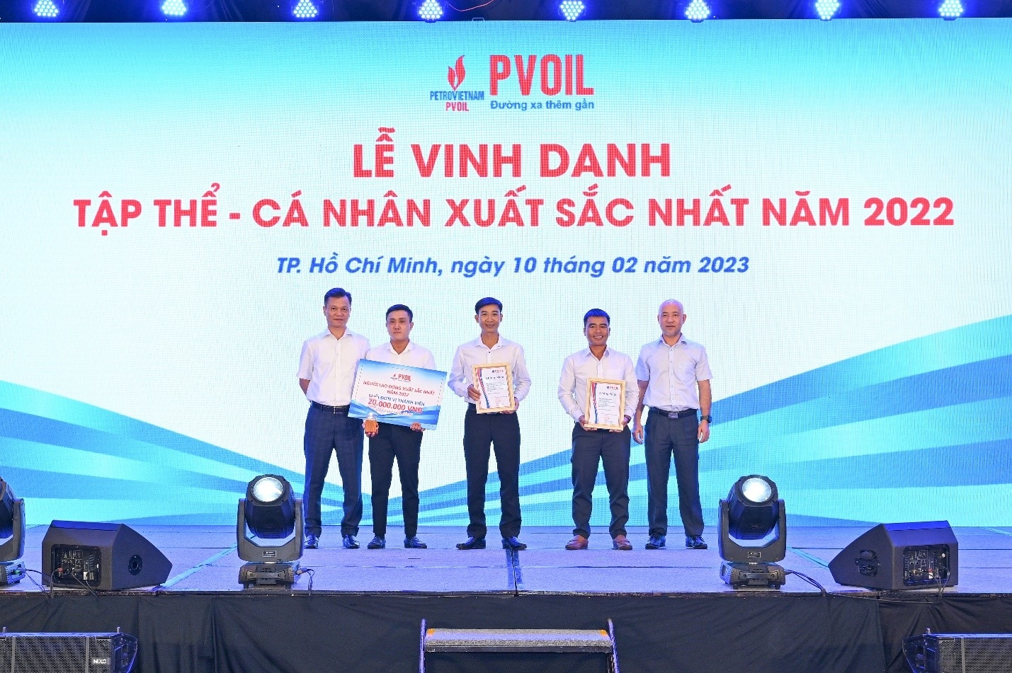 Lãnh đạo PVOIL trao danh hiệu “Người lao động xuất sắc nhất năm 2022” (khối Đơn vị thành viên) Lãnh đạo PVOIL trao danh hiệu “Người lao động xuất sắc nhất năm 2022” (khối Đơn vị thành viên)