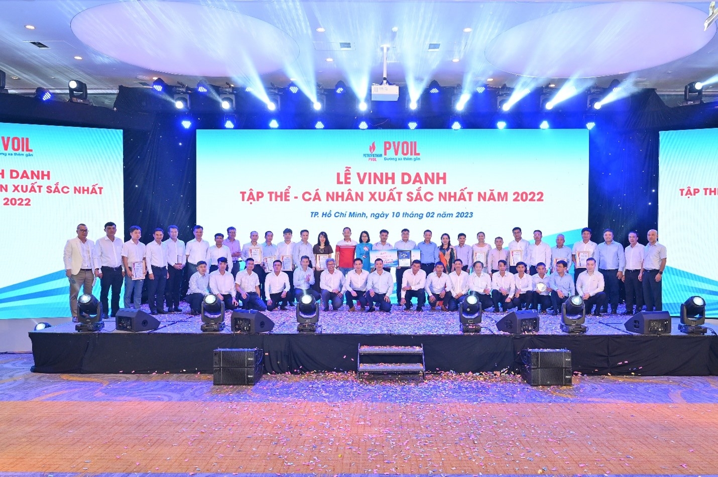 Lãnh đạo PVOIL chụp ảnh lưu niệm với các tập thể, cá nhân xuất sắc nhất năm 2022 Lãnh đạo PVOIL chụp ảnh lưu niệm với các tập thể, cá nhân xuất sắc nhất năm 2022