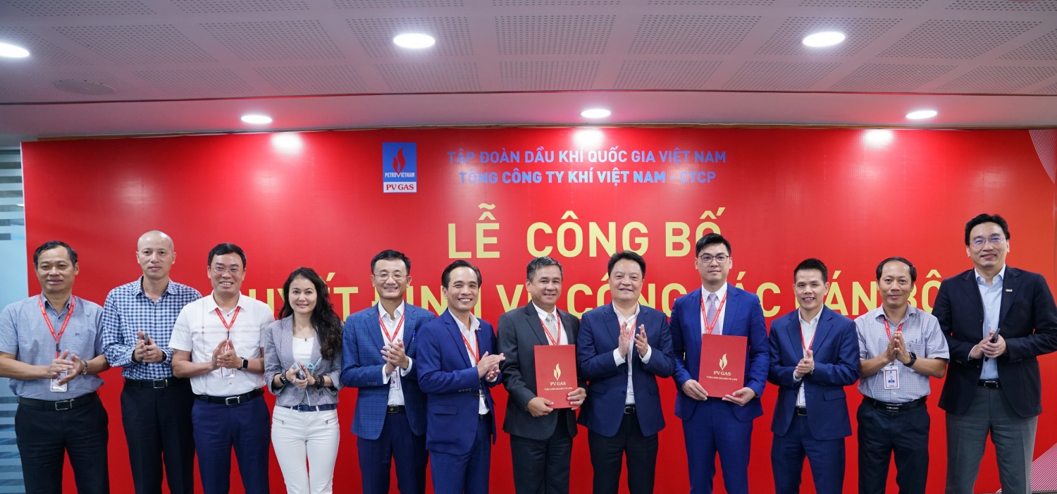 Ban Lãnh đạo PV GAS chúc mừng các cán bộ vừa nhận quyết định mới Ban Lãnh đạo PV GAS chúc mừng các cán bộ vừa nhận quyết định mới
