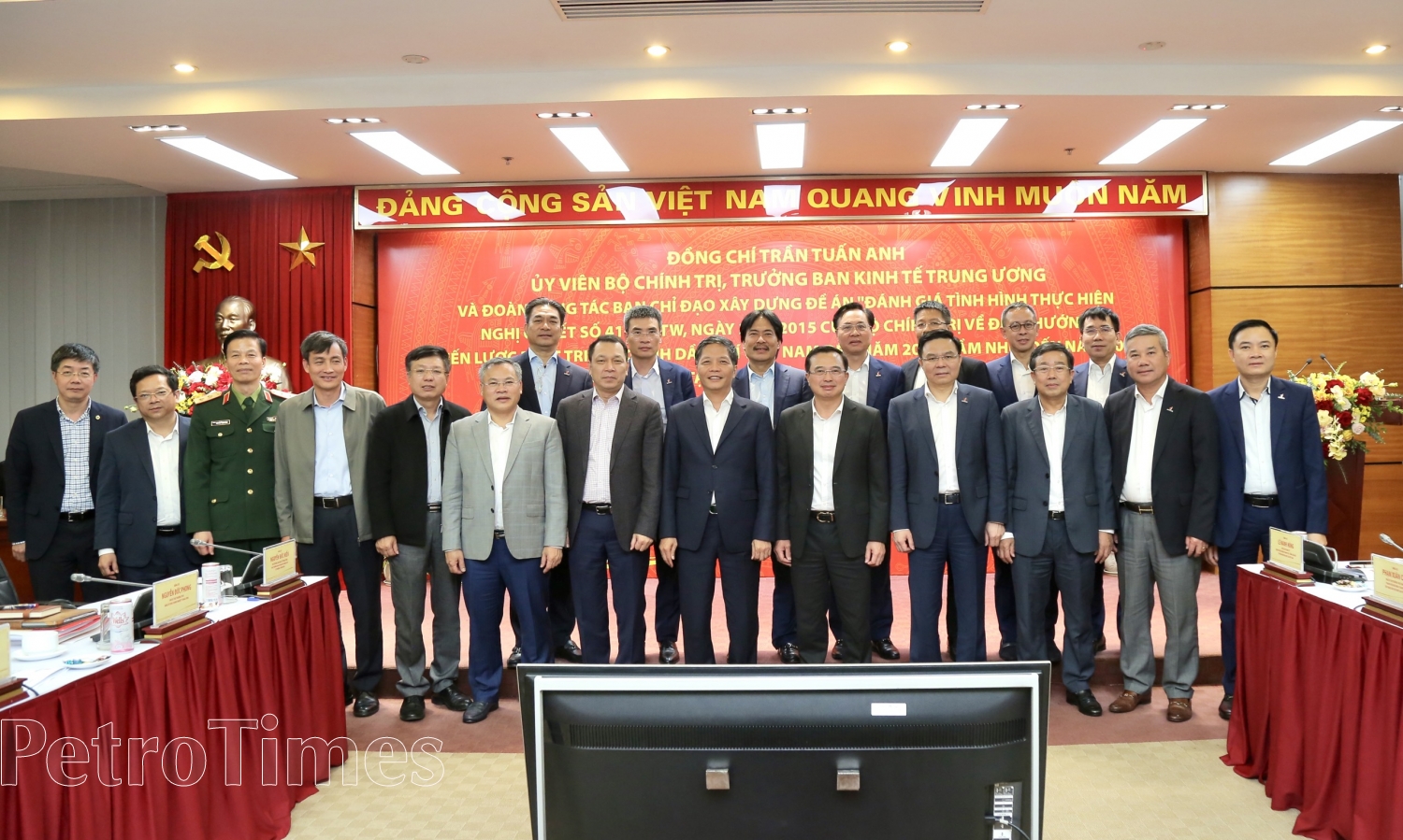 Cần chủ trương, định hướng chiến lược mới cho phát triển ngành Dầu khí và Tập đoàn Dầu khí Quốc gia Việt Nam Cần chủ trương, định hướng chiến lược mới cho phát triển ngành Dầu khí và Tập đoàn Dầu khí Quốc gia Việt Nam