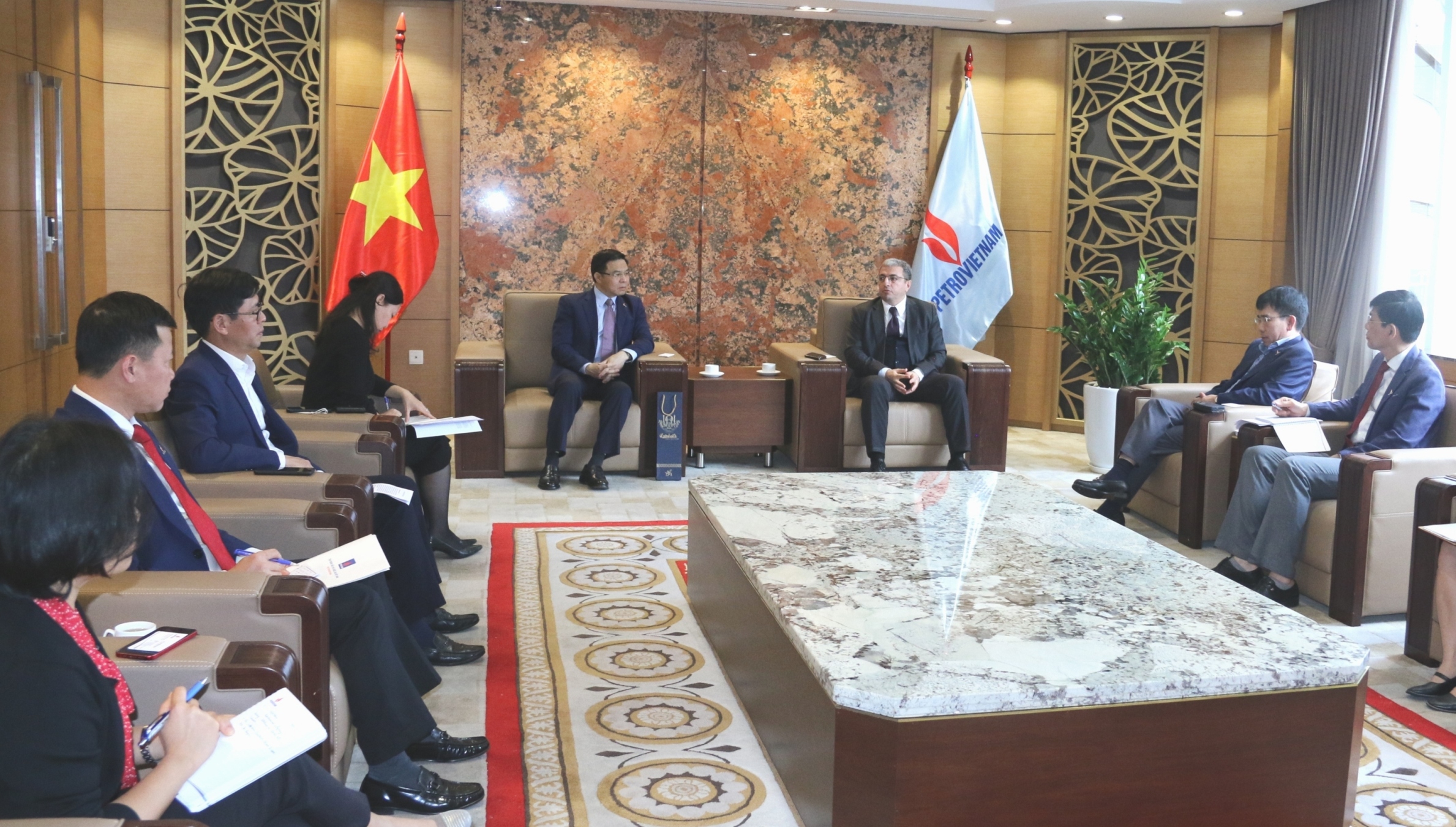 Petrovietnam President and CEO Le Manh Hung receives Ambassador of Azerbaijan to Vietnam