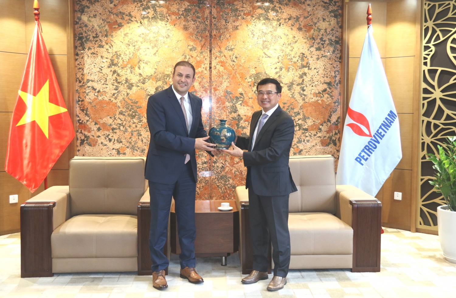 Chủ tịch HĐTV Petrovietnam Hoàng Quốc Vượng tiếp Đại sứ Vương quốc Ả-rập Xê-út tại Việt Nam Chủ tịch HĐTV Petrovietnam Hoàng Quốc Vượng tiếp Đại sứ Vương quốc Ả-rập Xê-út tại Việt Nam