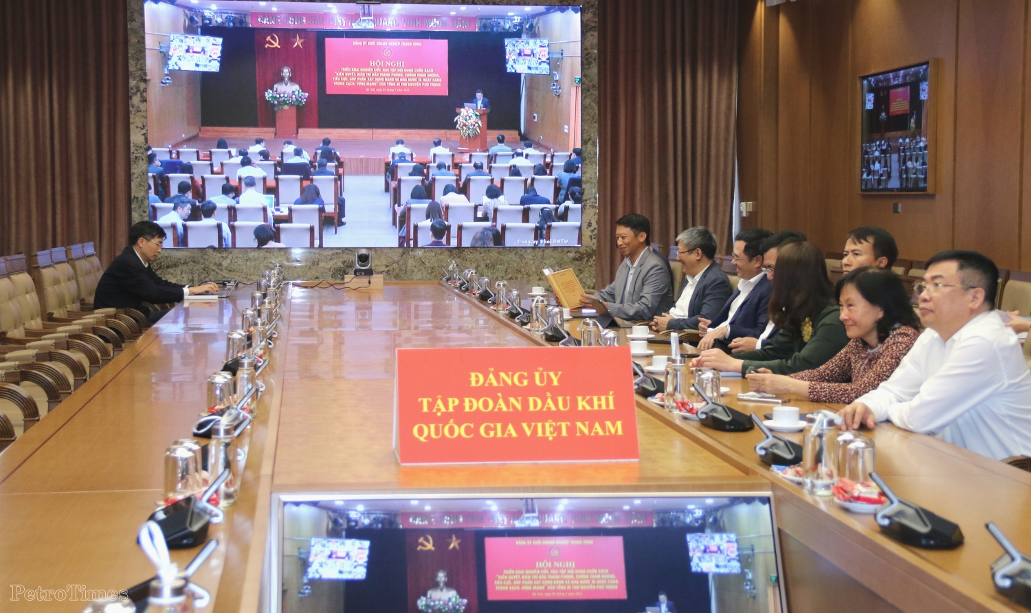 Đảng ủy Tập đoàn Dầu khí Quốc gia Việt Nam nghiên cứu, học tập nội dung cuốn sách của Tổng Bí thư về phòng, chống tham nhũng, tiêu cực Đảng ủy Tập đoàn Dầu khí Quốc gia Việt Nam nghiên cứu, học tập nội dung cuốn sách của Tổng Bí thư về phòng, chống tham nhũng, tiêu cực