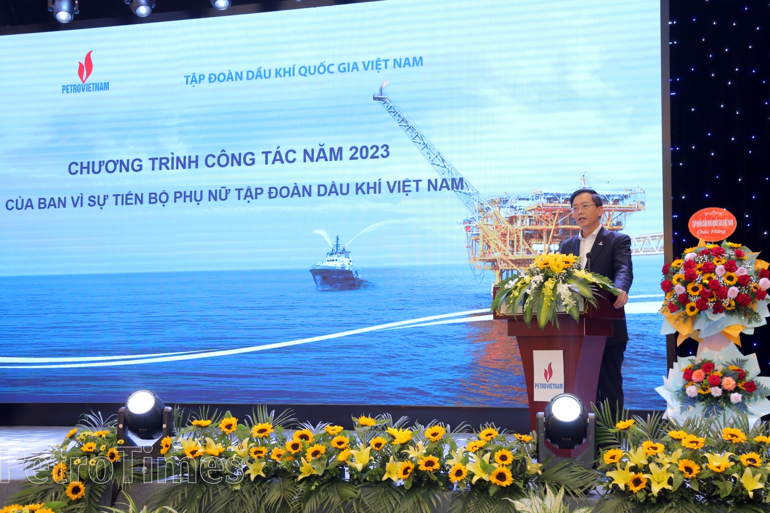 Xây dựng hình ảnh người phụ nữ Dầu khí trí tuệ, năng động, sáng tạo, nhân ái, nghĩa tình Xây dựng hình ảnh người phụ nữ Dầu khí trí tuệ, năng động, sáng tạo, nhân ái, nghĩa tình