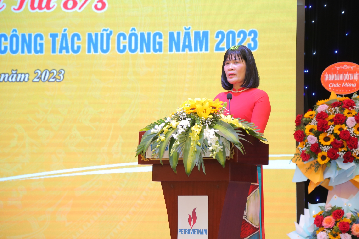 Xây dựng hình ảnh người phụ nữ Dầu khí trí tuệ, năng động, sáng tạo, nhân ái, nghĩa tình Xây dựng hình ảnh người phụ nữ Dầu khí trí tuệ, năng động, sáng tạo, nhân ái, nghĩa tình