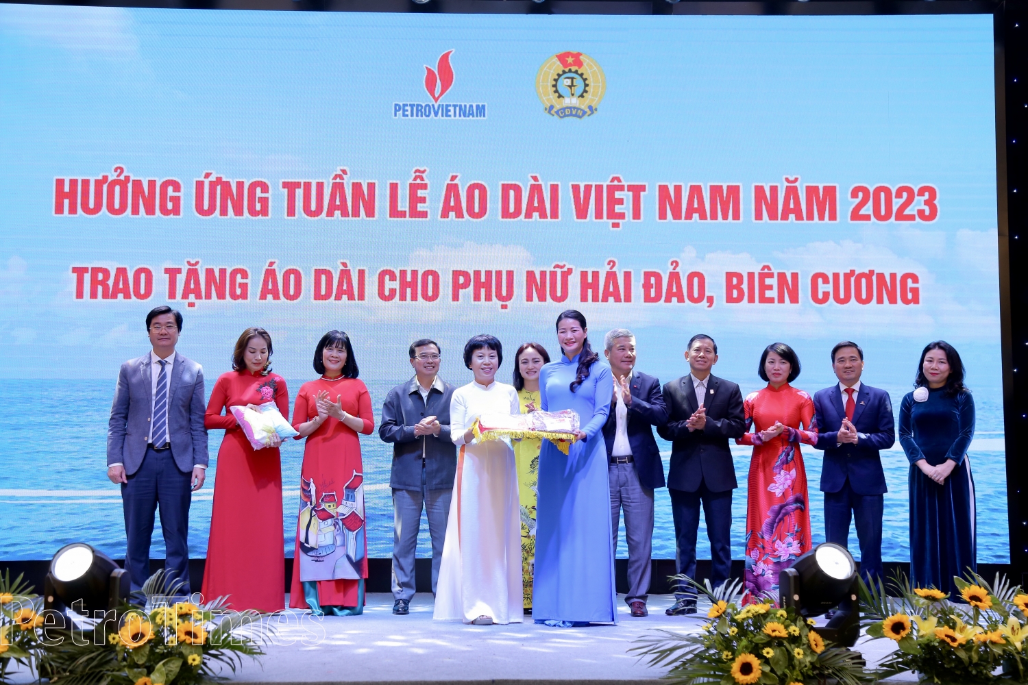 Xây dựng hình ảnh người phụ nữ Dầu khí trí tuệ, năng động, sáng tạo, nhân ái, nghĩa tình Xây dựng hình ảnh người phụ nữ Dầu khí trí tuệ, năng động, sáng tạo, nhân ái, nghĩa tình