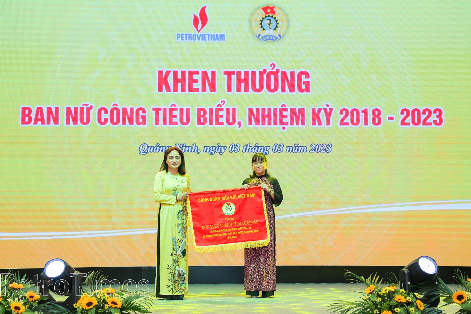 Xây dựng hình ảnh người phụ nữ Dầu khí trí tuệ, năng động, sáng tạo, nhân ái, nghĩa tình Xây dựng hình ảnh người phụ nữ Dầu khí trí tuệ, năng động, sáng tạo, nhân ái, nghĩa tình