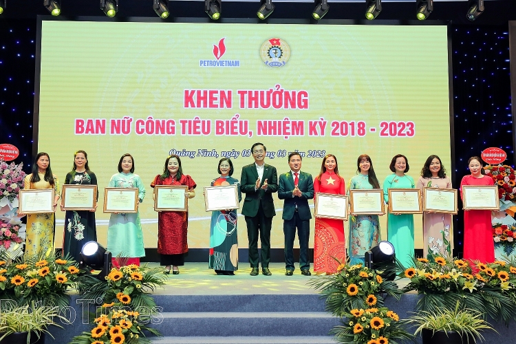 Lãnh đạo Tập đoàn, CĐ DKVN trao tặng Bằng khen cho các tập thể đã có thành tích xuất sắc trong công tác vận động nữ công nhân lao động và phong trào thi đua “Giỏi việc nước, đảm việc nhà” năm 2022 Lãnh đạo Tập đoàn, CĐ DKVN trao tặng Bằng khen cho các tập thể đã có thành tích xuất sắc trong công tác vận động nữ công nhân lao động và phong trào thi đua “Giỏi việc nước, đảm việc nhà” năm 2022