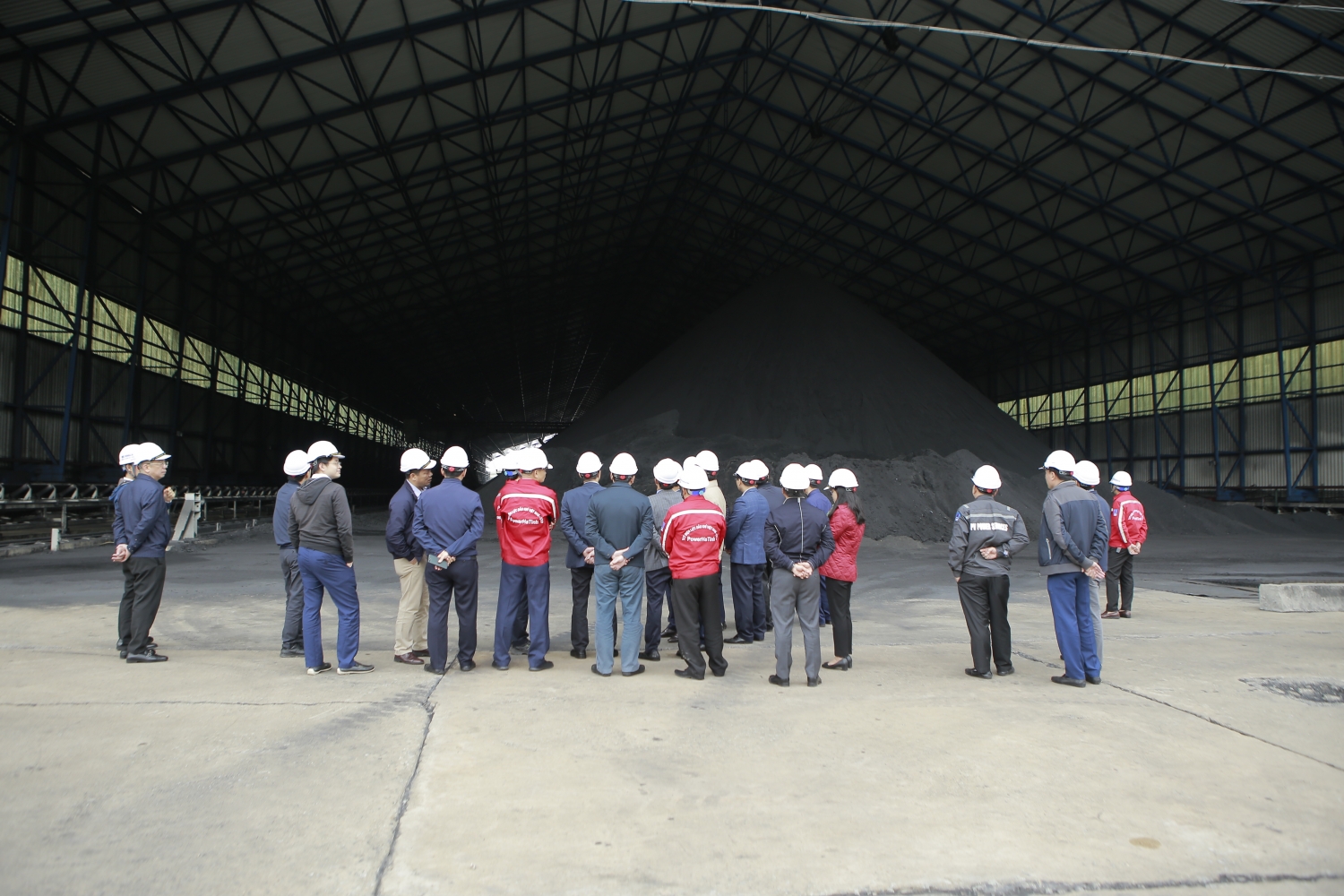 Bên cạnh chủ động công tác kỹ thuật, hiện nay, Nhà máy Nhiệt điện Vũng Áng 1 đã xây dựng phương án nhập nguồn nhiên liệu để đảm bảo cho các tổ máy vận hành. Bên cạnh chủ động công tác kỹ thuật, hiện nay, Nhà máy Nhiệt điện Vũng Áng 1 đã xây dựng phương án nhập nguồn nhiên liệu để đảm bảo cho các tổ máy vận hành.