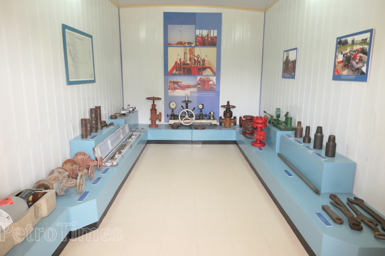 Lãnh đạo PVEP thăm Khu lưu niệm Công trình khai thác dầu khí đầu tiên tại Việt Nam Lãnh đạo PVEP thăm Khu lưu niệm Công trình khai thác dầu khí đầu tiên tại Việt Nam