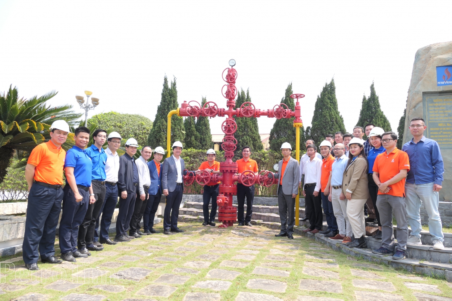 Lãnh đạo PVEP thăm Khu lưu niệm Công trình khai thác dầu khí đầu tiên tại Việt Nam Lãnh đạo PVEP thăm Khu lưu niệm Công trình khai thác dầu khí đầu tiên tại Việt Nam