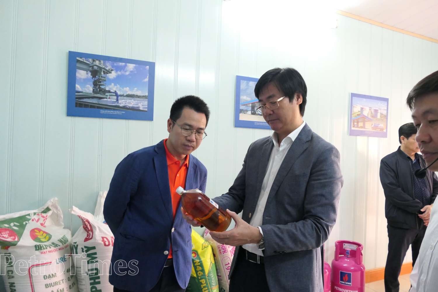 Lãnh đạo PVEP thăm Khu lưu niệm Công trình khai thác dầu khí đầu tiên tại Việt Nam Lãnh đạo PVEP thăm Khu lưu niệm Công trình khai thác dầu khí đầu tiên tại Việt Nam