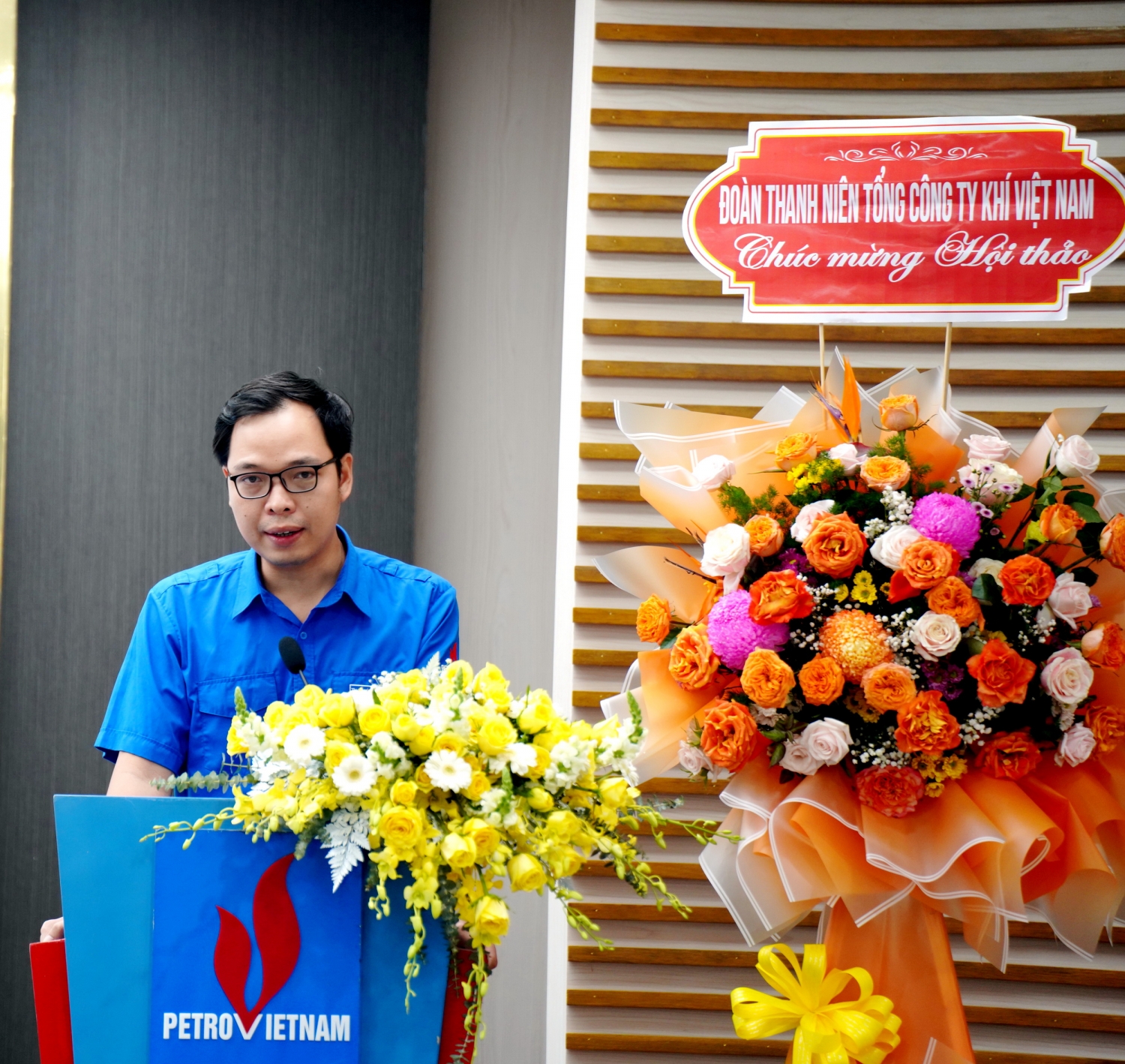 Bí thư Đoàn Thanh niên PV GAS Lê Hoài Bắc phát biểu khai mạc Hội thảo, nhấn mạnh tầm quan trọng và nhiệm vụ của Đoàn Thanh niên trong năm 2023 Bí thư Đoàn Thanh niên PV GAS Lê Hoài Bắc phát biểu khai mạc Hội thảo, nhấn mạnh tầm quan trọng và nhiệm vụ của Đoàn Thanh niên trong năm 2023