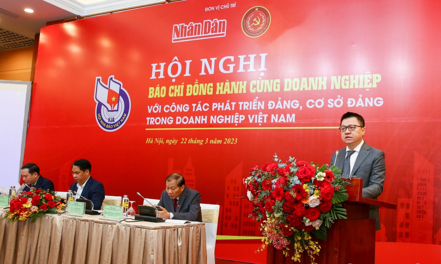 Báo chí đồng hành cùng doanh nghiệp với công tác phát triển Đảng Báo chí đồng hành cùng doanh nghiệp với công tác phát triển Đảng