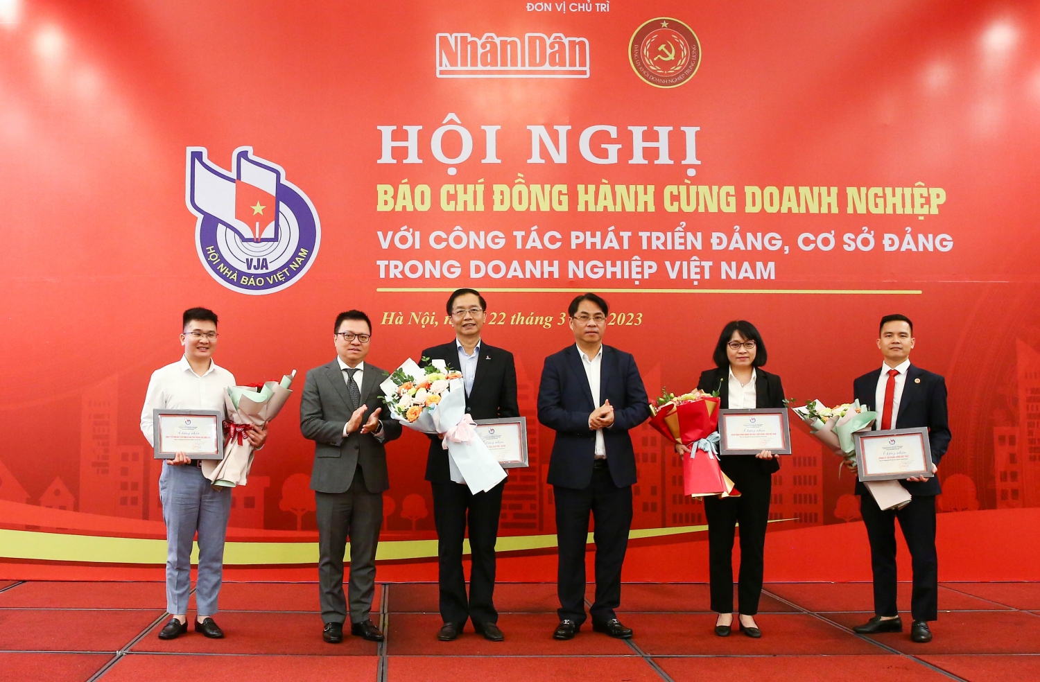 Báo chí đồng hành cùng doanh nghiệp với công tác phát triển Đảng Báo chí đồng hành cùng doanh nghiệp với công tác phát triển Đảng