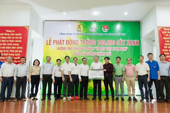 Tổng giám đốc PV Drilling Nguyễn Xuân Cường trao tặng bảng cây cho Phó Chủ tịch UBND huyện Cần Giờ Trương Tiến Triển.
