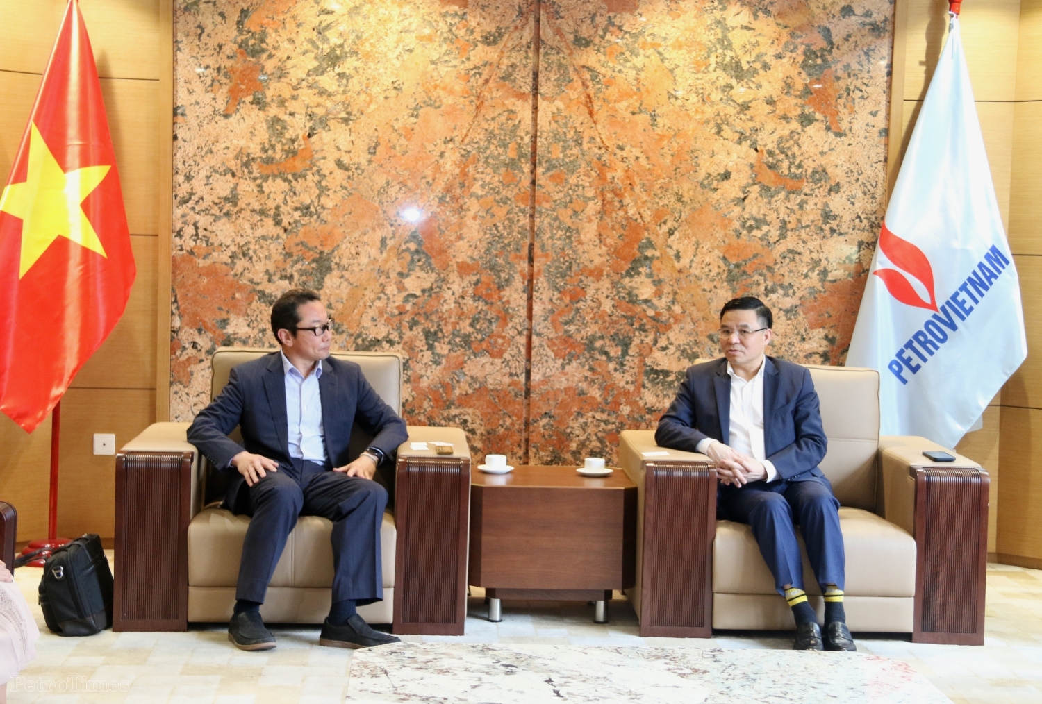 Petrovietnam President and CEO Le Manh Hung receives General Manager of Marubeni Asia Energy and Power Department