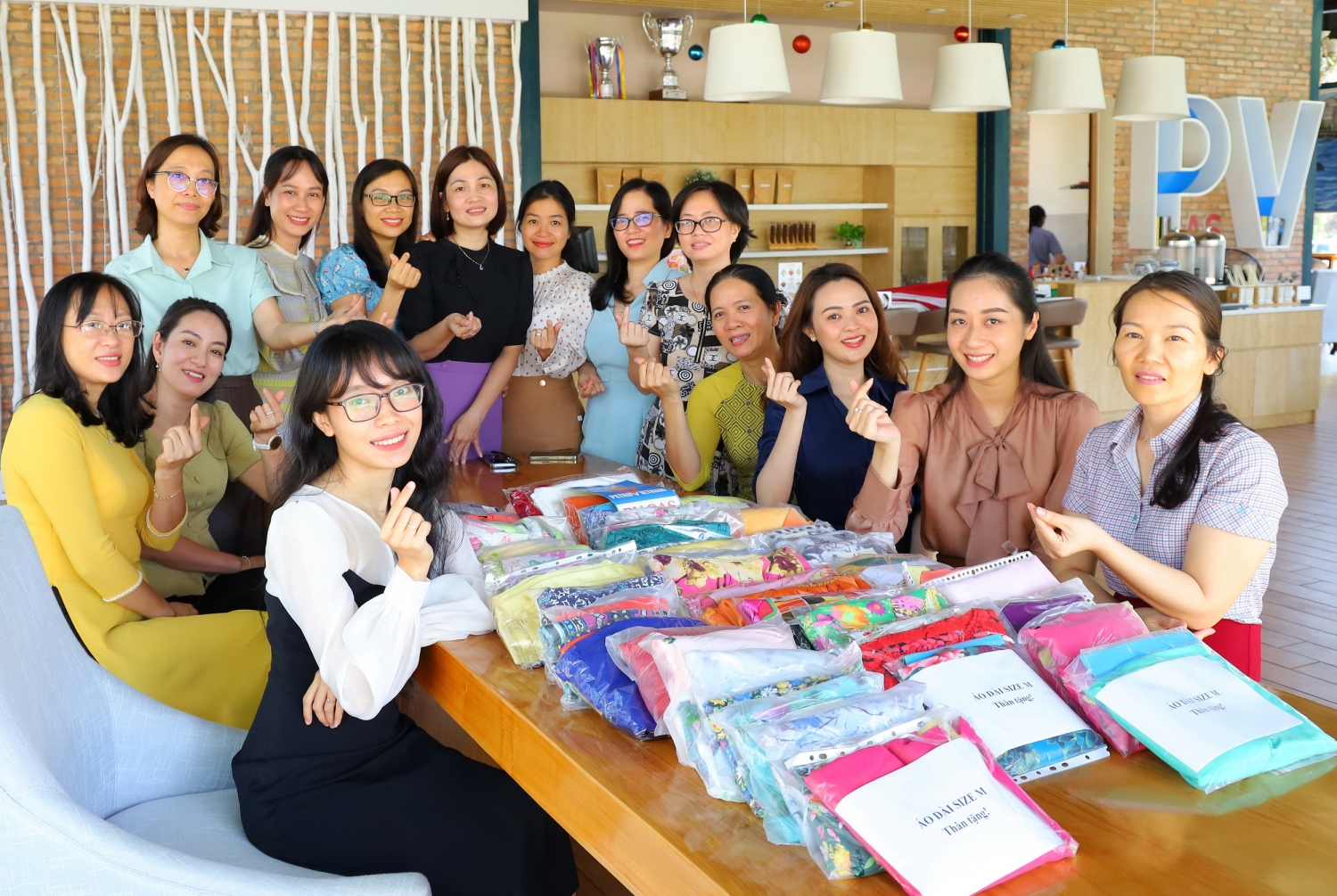 Chị em nữ công Công ty Chế biến Khí Vũng Tàu tập hợp áo dài gửi tặng các cô giáo vùng xa