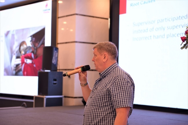 Ông Ian David Miller, đại diện Xí nghiệp Điều hành Khoan trình bày tham luận tại Hội nghị. Ông Ian David Miller, đại diện Xí nghiệp Điều hành Khoan trình bày tham luận tại Hội nghị.
