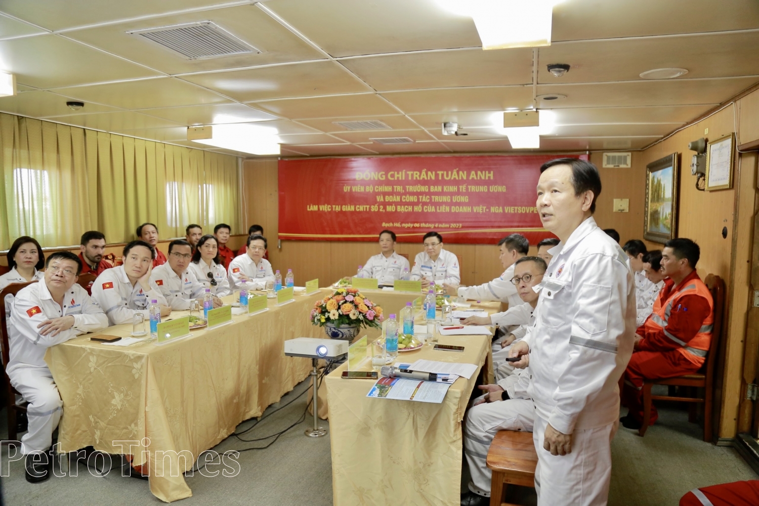 Đồng chí Trần Tuấn Anh: Vietsovpetro sẽ tiếp tục giữ vai trò quan trọng, là “anh cả đỏ” của hệ sinh thái Dầu khí Đồng chí Trần Tuấn Anh: Vietsovpetro sẽ tiếp tục giữ vai trò quan trọng, là “anh cả đỏ” của hệ sinh thái Dầu khí