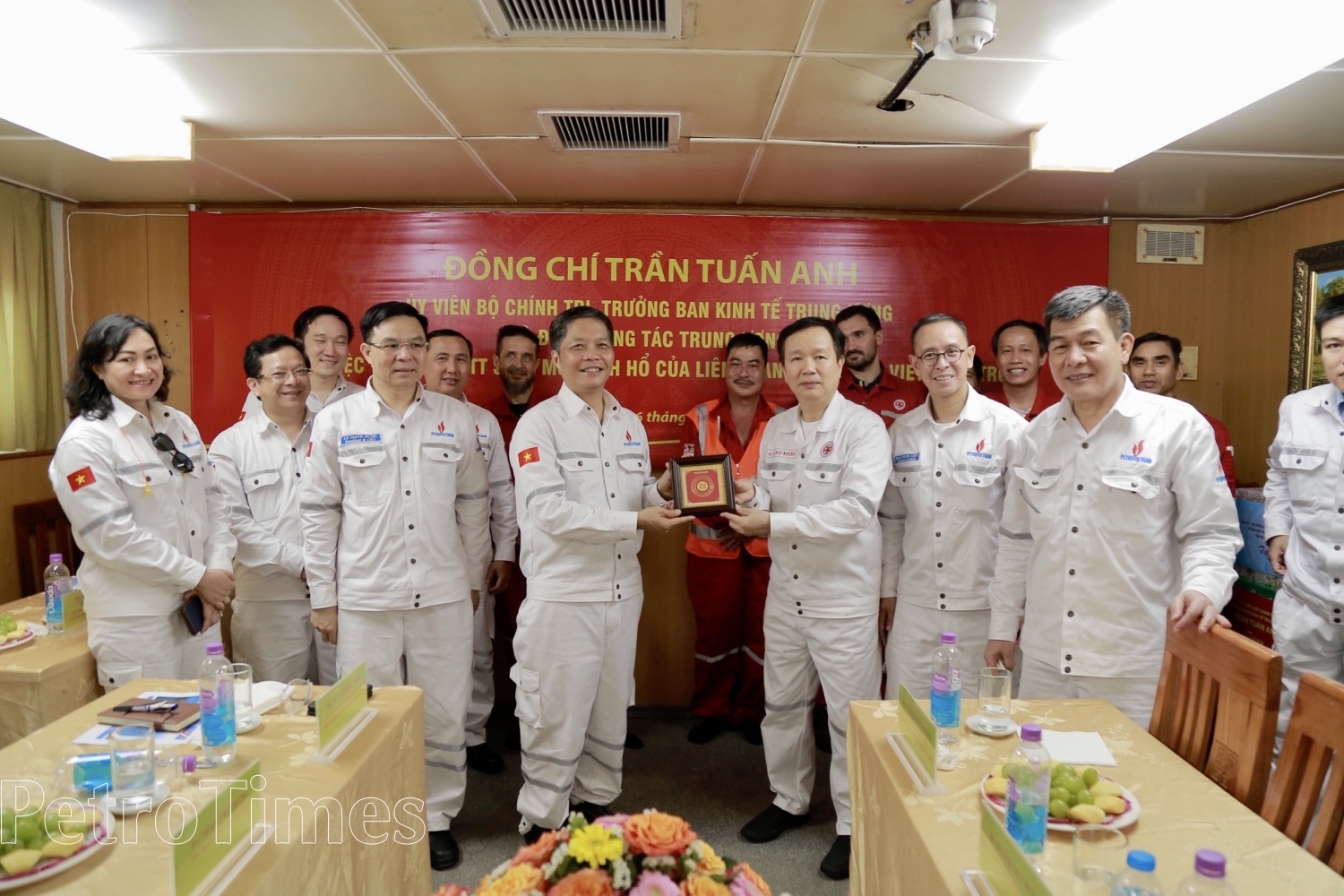 Trưởng Ban Kinh tế Trung ương Trần Tuấn Anh thăm và làm việc tại Giàn Công nghệ trung tâm số 2 Trưởng Ban Kinh tế Trung ương Trần Tuấn Anh thăm và làm việc tại Giàn Công nghệ trung tâm số 2