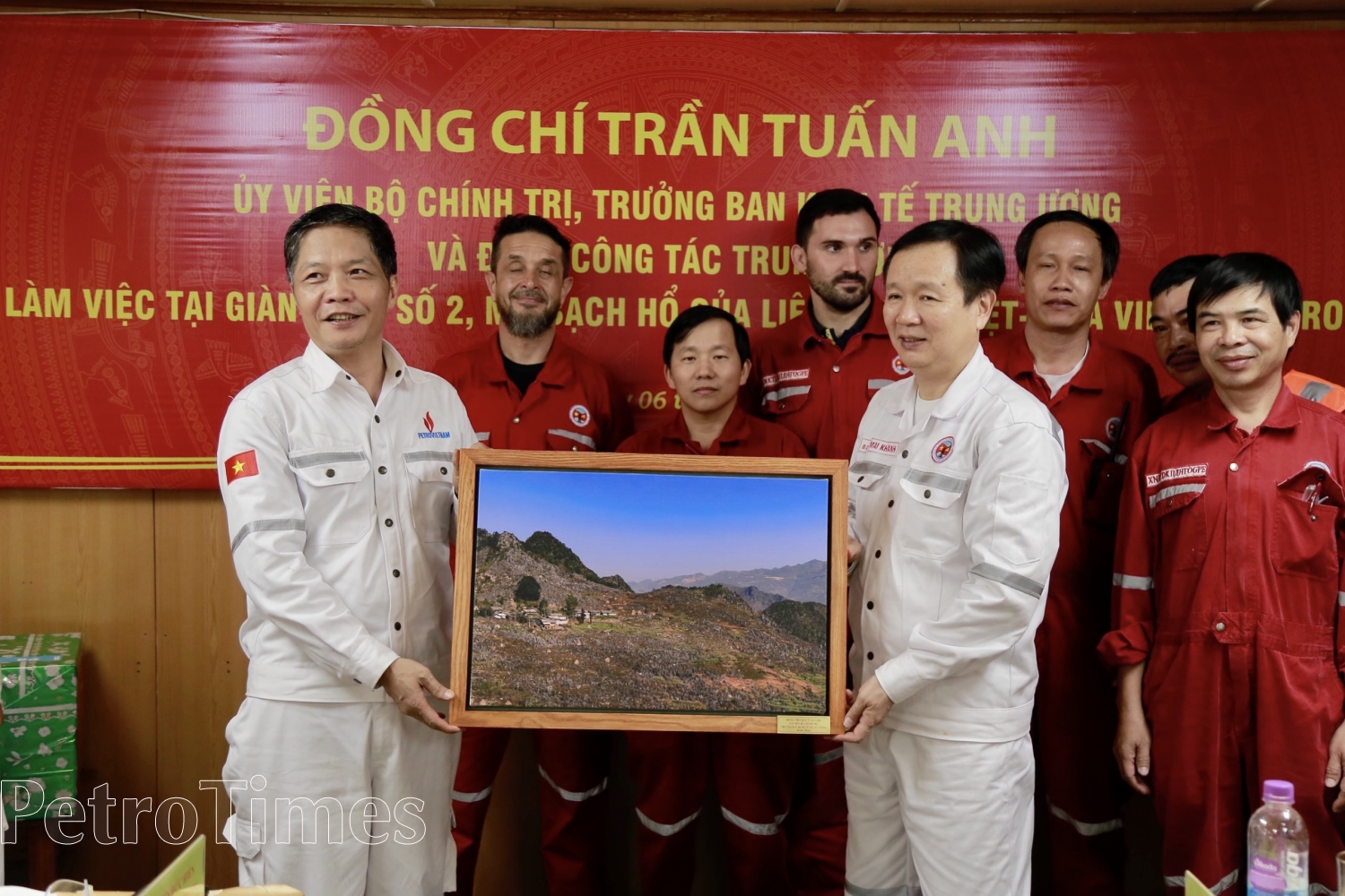 Trưởng Ban Kinh tế Trung ương Trần Tuấn Anh thăm và làm việc tại Giàn Công nghệ trung tâm số 2 Trưởng Ban Kinh tế Trung ương Trần Tuấn Anh thăm và làm việc tại Giàn Công nghệ trung tâm số 2
