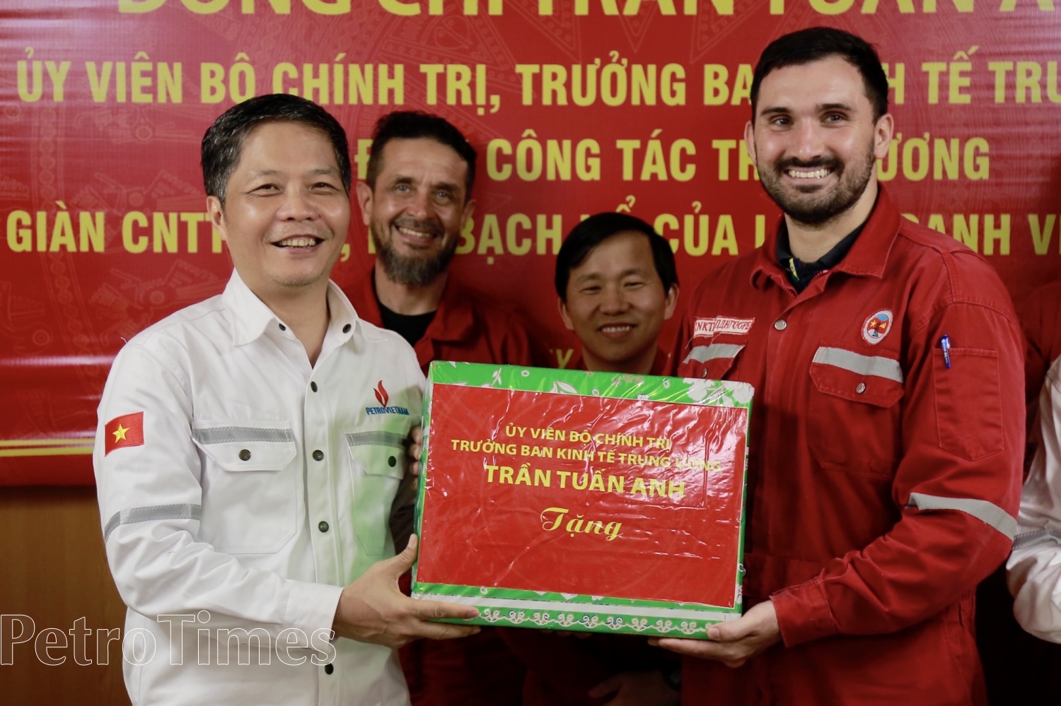 Trưởng Ban Kinh tế Trung ương Trần Tuấn Anh thăm và làm việc tại Giàn Công nghệ trung tâm số 2 Trưởng Ban Kinh tế Trung ương Trần Tuấn Anh thăm và làm việc tại Giàn Công nghệ trung tâm số 2