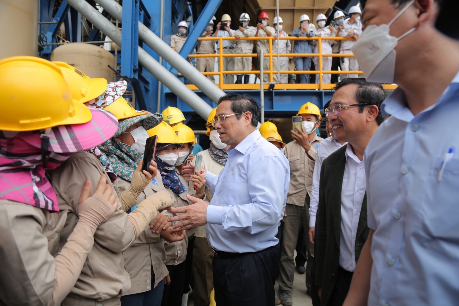 Thủ tướng Chính phủ Phạm Minh Chính thăm hỏi, động viên cán bộ, công nhân đang làm việc tại công trường xây dựng NMNĐ Thái Bình 2.