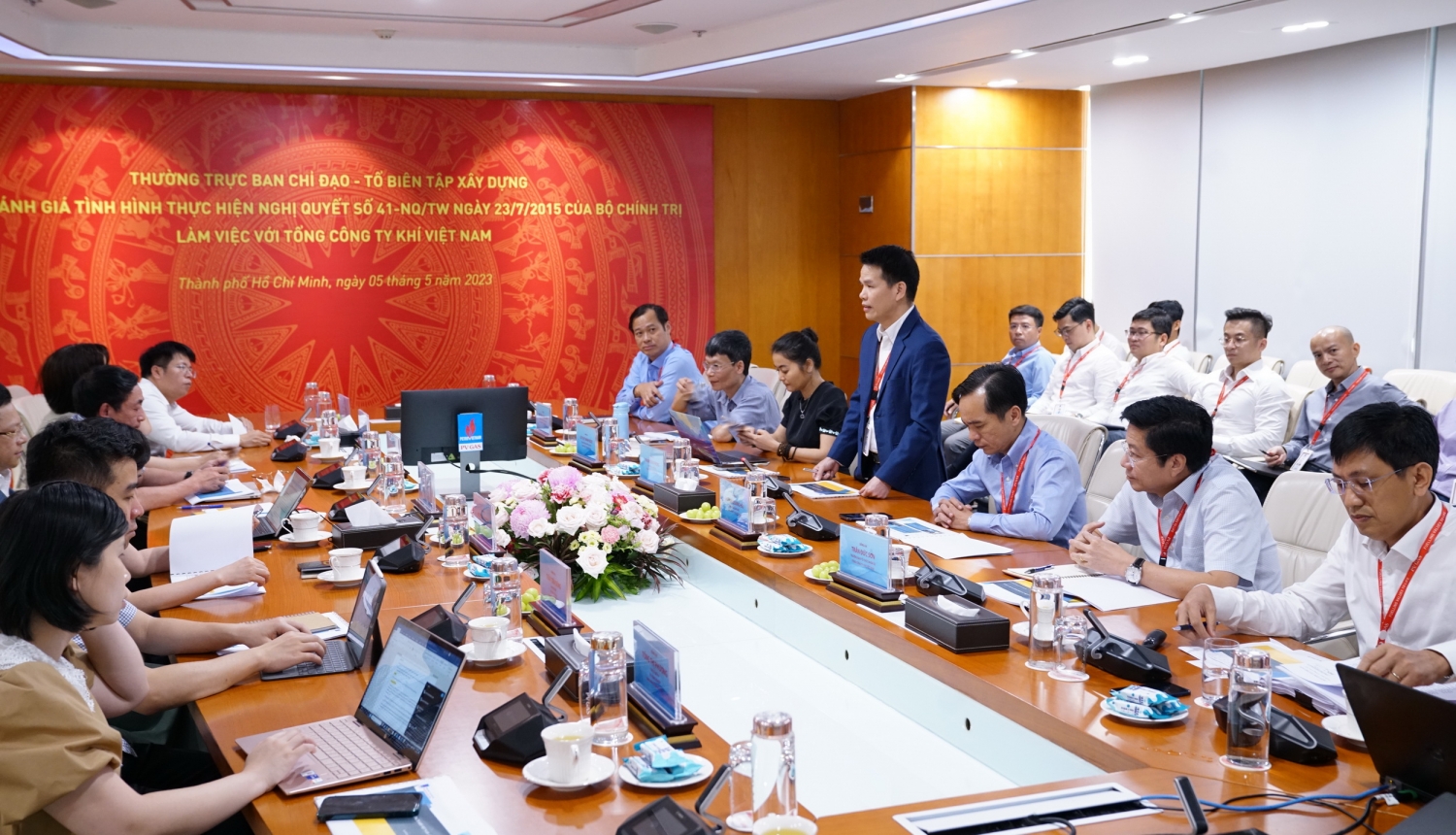 Đồng chí Phạm Văn Phong, Phó Tổng giám đốc, đại diện lãnh đạo PV GAS báo cáo tình hình thực hiện Nghị Quyết 41 Đồng chí Phạm Văn Phong, Phó Tổng giám đốc, đại diện lãnh đạo PV GAS báo cáo tình hình thực hiện Nghị Quyết 41