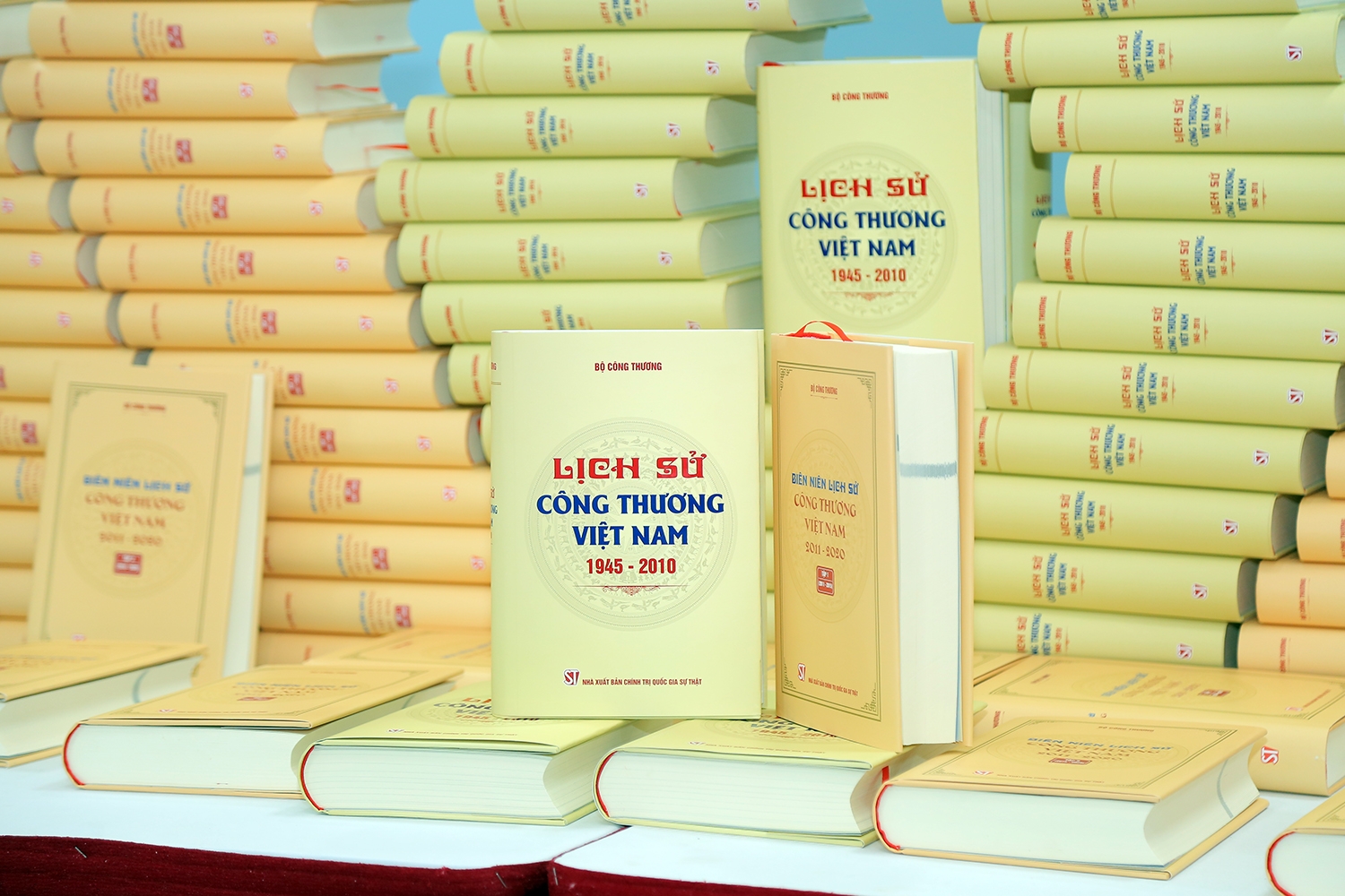 Bộ Công Thương ra mắt sách Lịch sử ngành Công Thương Bộ Công Thương ra mắt sách Lịch sử ngành Công Thương