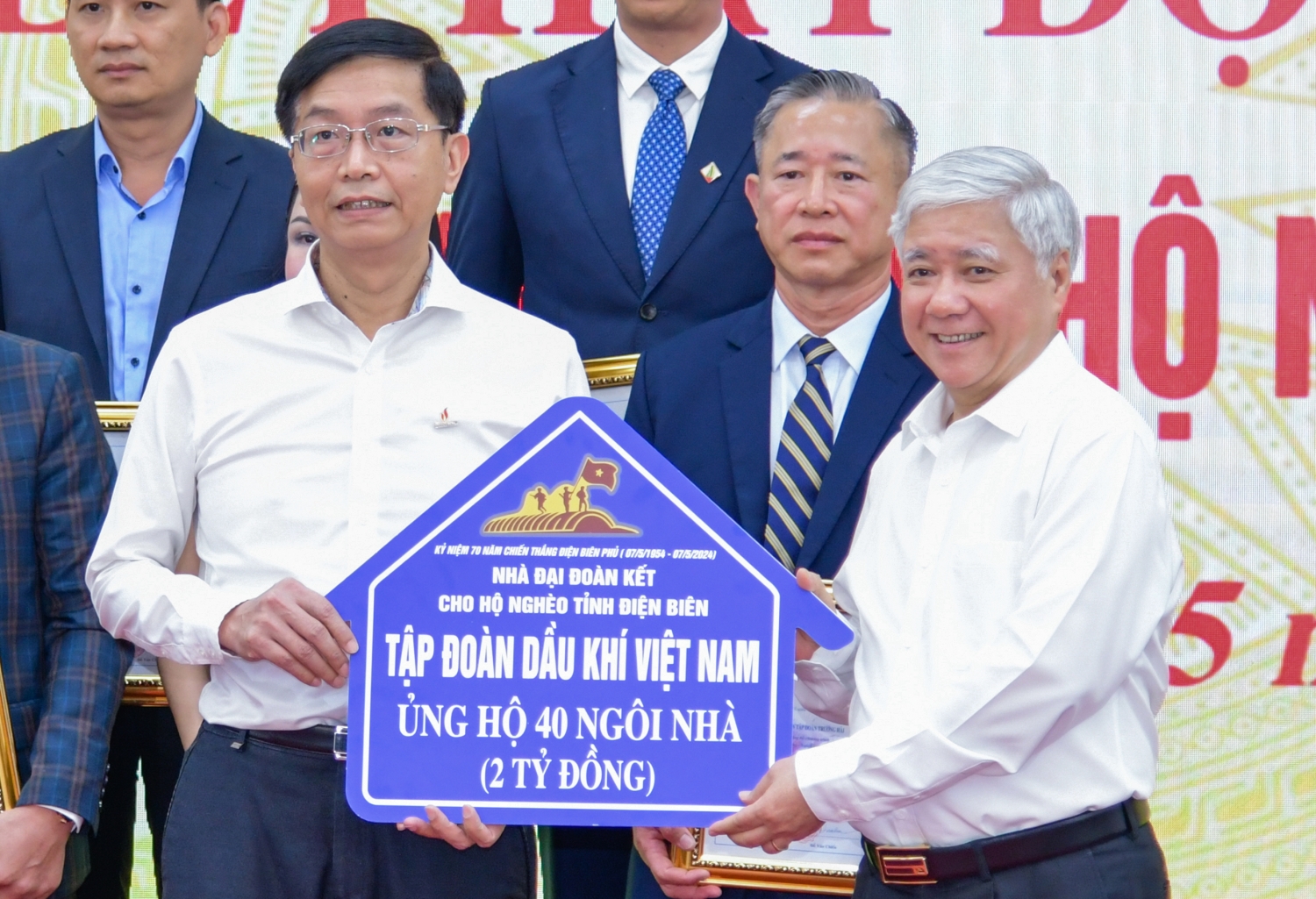 Petrovietnam trao ủng hộ 2 tỷ đồng xây dựng nhà Đại đoàn kết cho hộ nghèo của tỉnh Điện Biên Petrovietnam trao ủng hộ 2 tỷ đồng xây dựng nhà Đại đoàn kết cho hộ nghèo của tỉnh Điện Biên