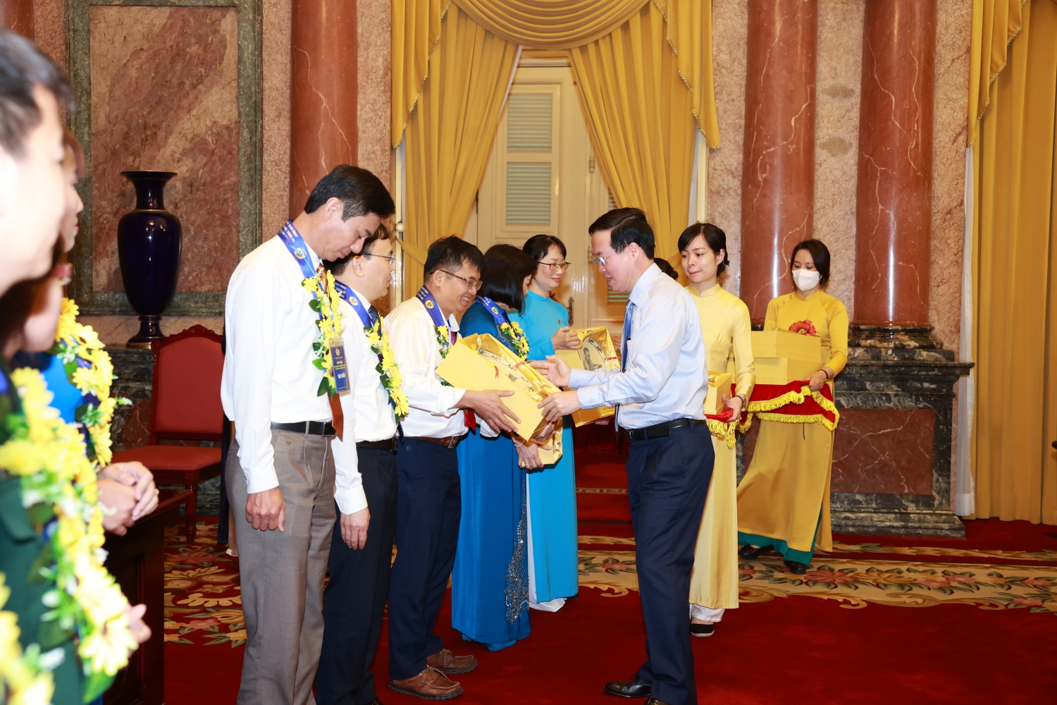 Chủ tịch nước Võ Văn Thưởng gặp mặt 133 điển hình tiên tiến trong học tập và làm theo Bác Chủ tịch nước Võ Văn Thưởng gặp mặt 133 điển hình tiên tiến trong học tập và làm theo Bác