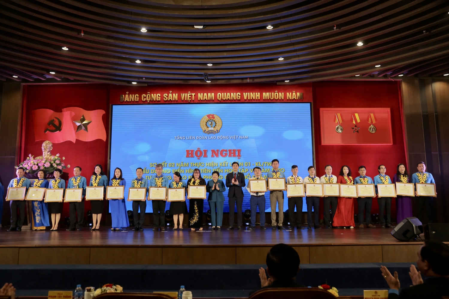 Công đoàn PVCFC được tôn vinh điển hình tiên tiến trong việc học tập và làm theo Bác Công đoàn PVCFC được tôn vinh điển hình tiên tiến trong việc học tập và làm theo Bác