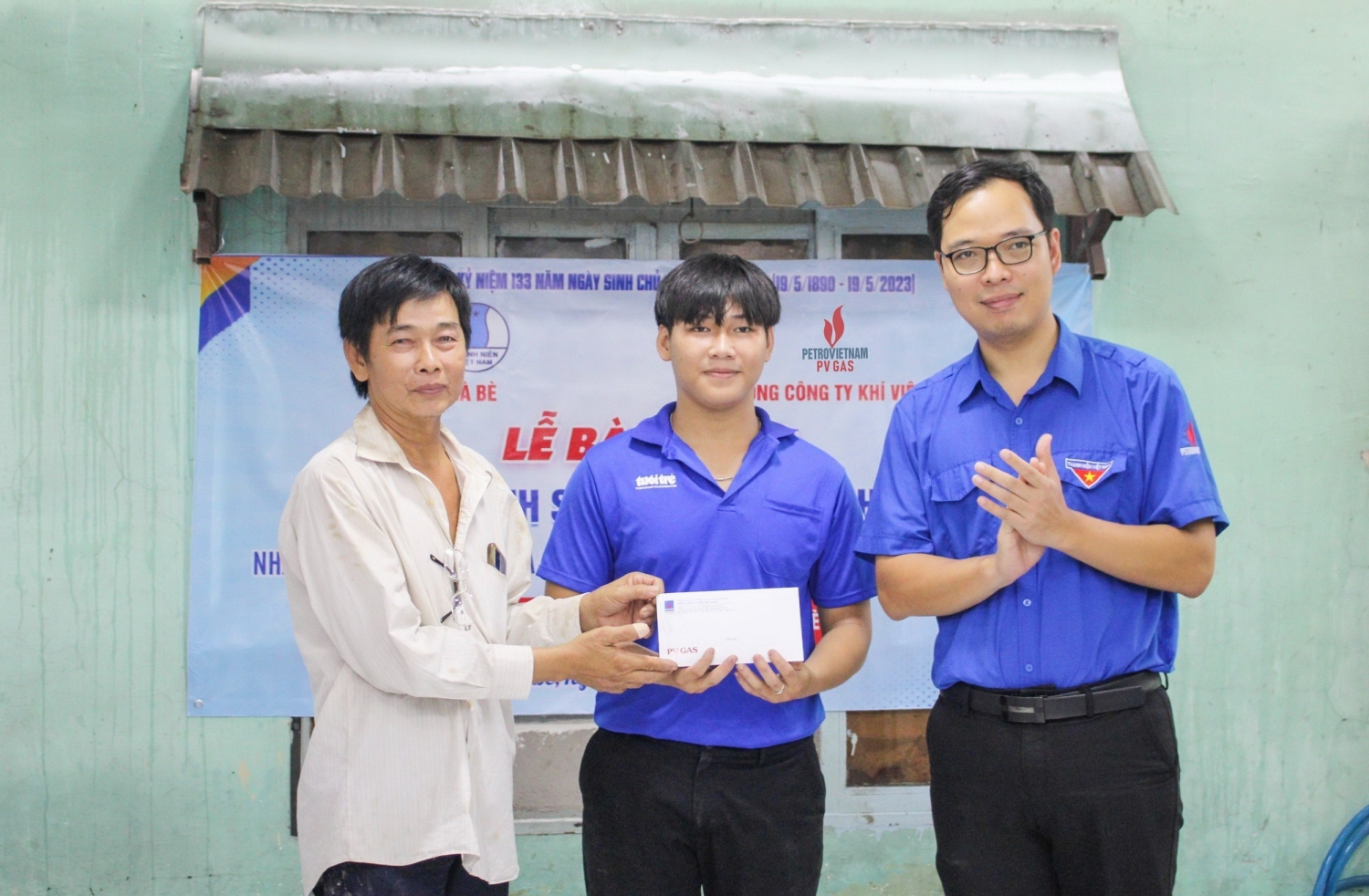 Đồng chí Lê Hoài Bắc - Bí thư Đoàn Thanh niên PV GAS gửi tới gia đình và đoàn viên Võ Đức Huy những tình cảm chia sẻ thân ái của Tuổi trẻ PV GAS Đồng chí Lê Hoài Bắc - Bí thư Đoàn Thanh niên PV GAS gửi tới gia đình và đoàn viên Võ Đức Huy những tình cảm chia sẻ thân ái của Tuổi trẻ PV GAS