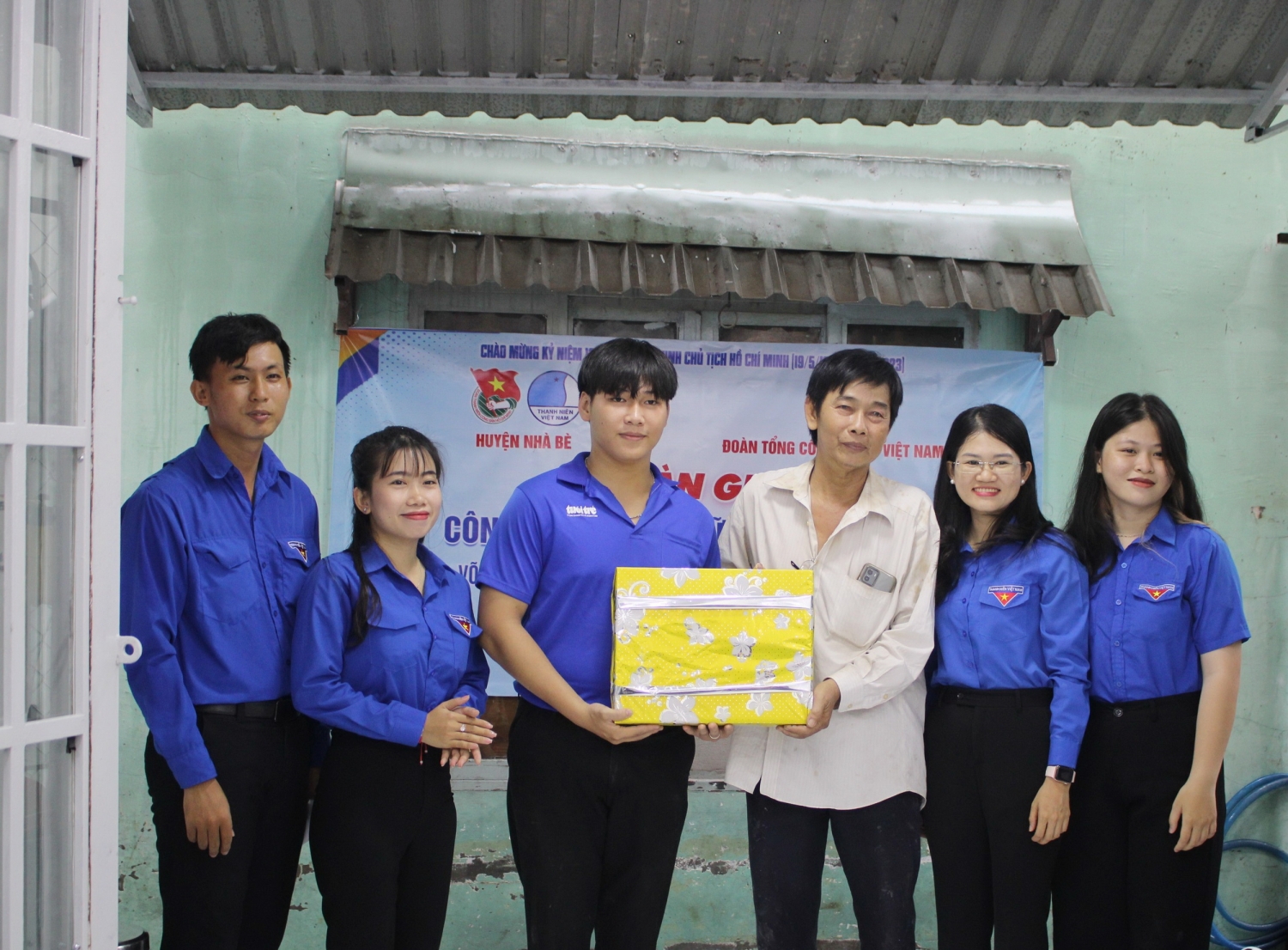 Huyện đoàn Nhà Bè, UBND Thị trấn, Đoàn thanh niên Thị trấn và Chi bộ, Ban điều hành khu phố cũng đã có những phần quà ý nghĩa trao tặng đến gia đình đoàn viên Võ Đức Huy Huyện đoàn Nhà Bè, UBND Thị trấn, Đoàn thanh niên Thị trấn và Chi bộ, Ban điều hành khu phố cũng đã có những phần quà ý nghĩa trao tặng đến gia đình đoàn viên Võ Đức Huy