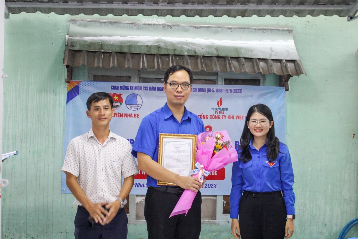 Đoàn Thanh niên Huyện Nhà Bè trao chứng nhận và trân trọng cảm ơn chương trình đồng hành của Đoàn Thanh niên PV GAS Đoàn Thanh niên Huyện Nhà Bè trao chứng nhận và trân trọng cảm ơn chương trình đồng hành của Đoàn Thanh niên PV GAS