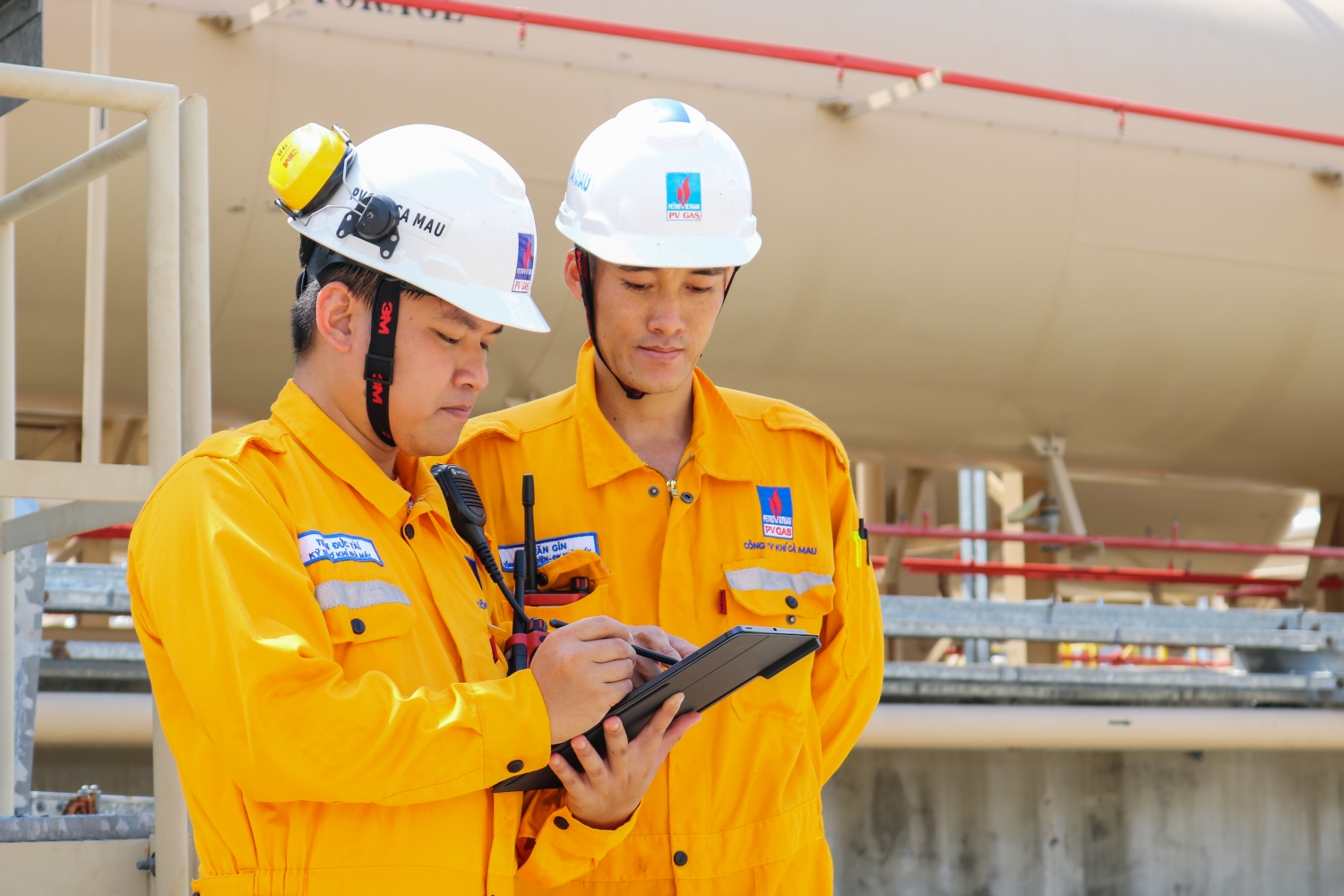 Tài trao đổi công việc với đồng nghiệp Tài trao đổi công việc với đồng nghiệp