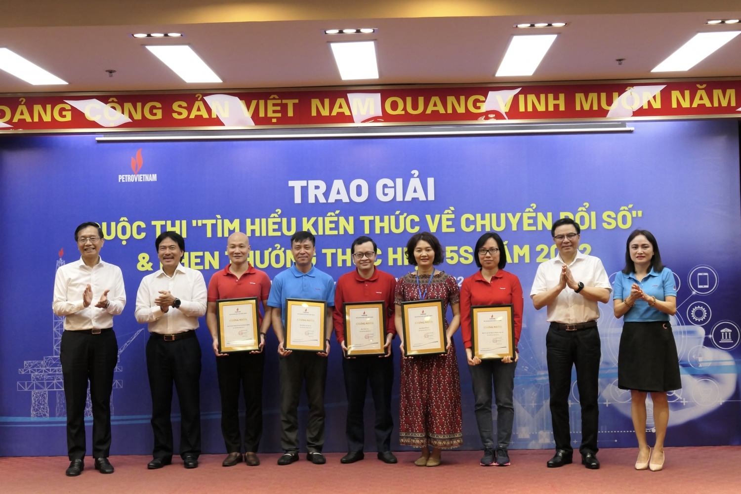 Lãnh đạo Tập đoàn trao giấy chứng nhận cho 5 tập thể thực hiện tốt 5S tại Cơ quan Tập đoàn Lãnh đạo Tập đoàn trao giấy chứng nhận cho 5 tập thể thực hiện tốt 5S tại Cơ quan Tập đoàn
