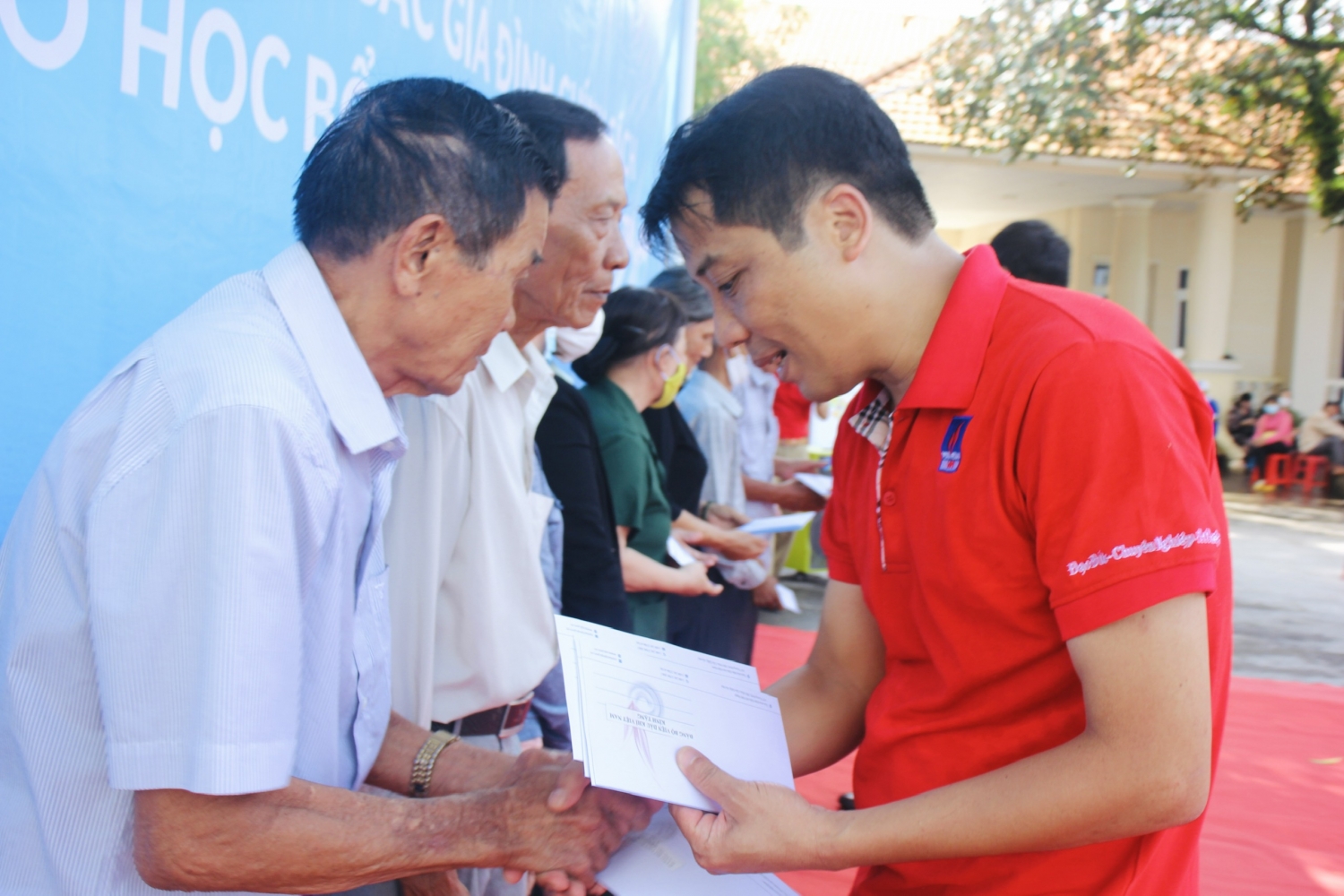 VPI tri ân các anh hùng liệt sĩ, tặng quà các gia đình chính sách tại TP. Phú Quốc VPI tri ân các anh hùng liệt sĩ, tặng quà các gia đình chính sách tại TP. Phú Quốc