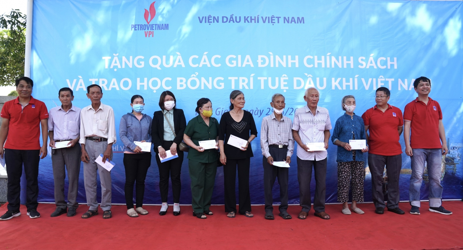 VPI tri ân các anh hùng liệt sĩ, tặng quà các gia đình chính sách tại TP. Phú Quốc VPI tri ân các anh hùng liệt sĩ, tặng quà các gia đình chính sách tại TP. Phú Quốc