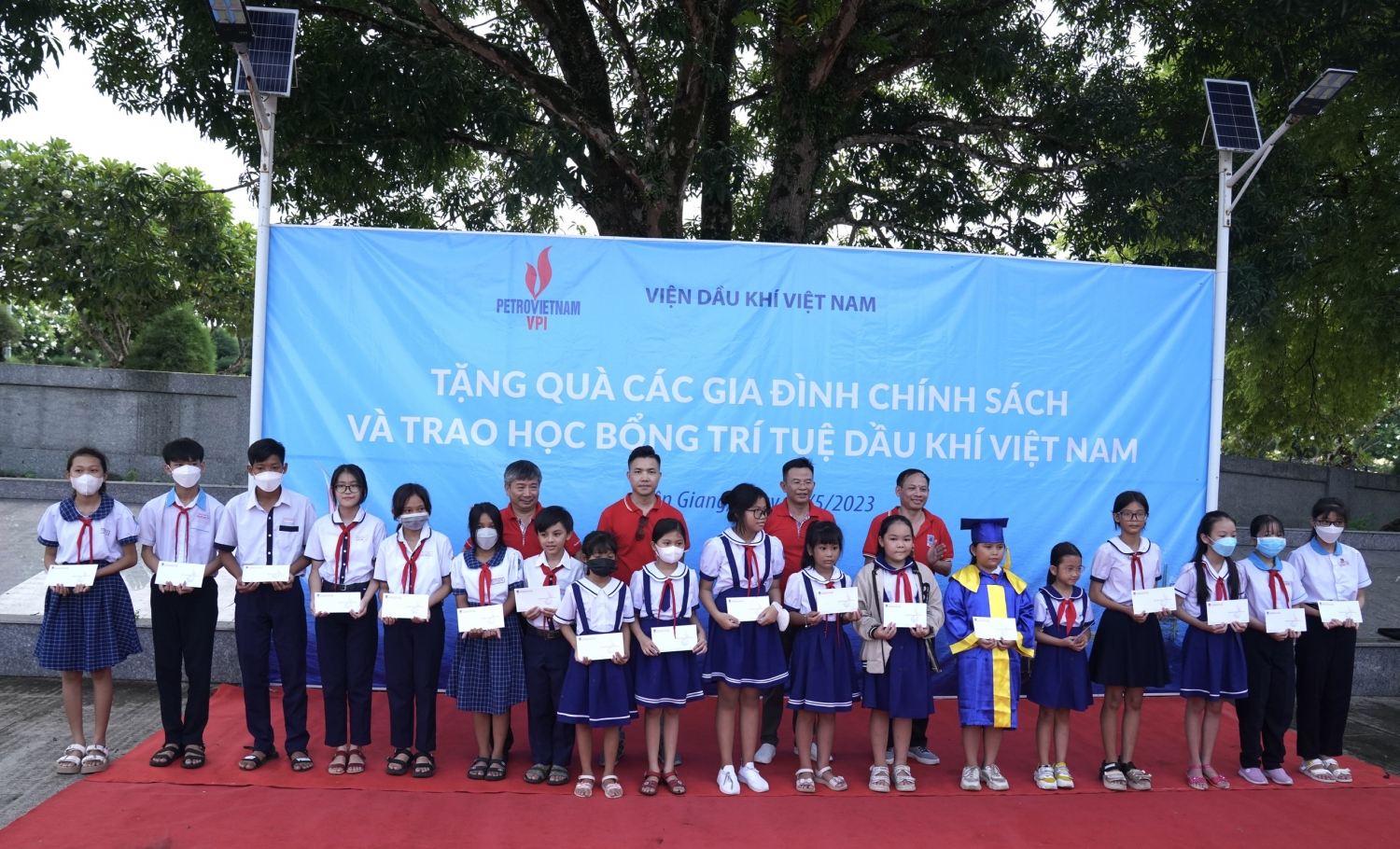 VPI tri ân các anh hùng liệt sĩ, tặng quà các gia đình chính sách tại TP. Phú Quốc VPI tri ân các anh hùng liệt sĩ, tặng quà các gia đình chính sách tại TP. Phú Quốc