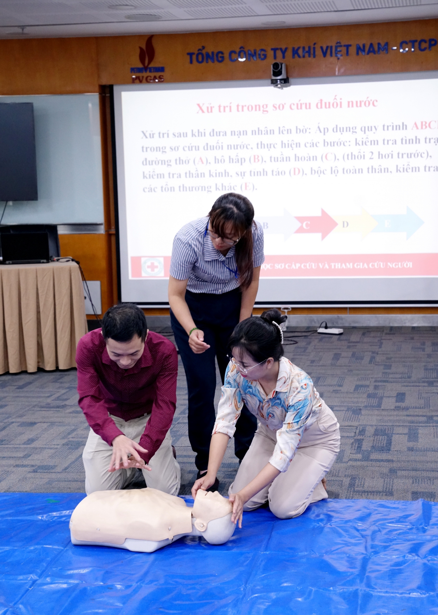 Hướng dẫn sơ cứu ban đầu tại Khóa huấn luyện về ATVSLĐ và Sơ cấp cứu theo quy định của Pháp luật Hướng dẫn sơ cứu ban đầu tại Khóa huấn luyện về ATVSLĐ và Sơ cấp cứu theo quy định của Pháp luật