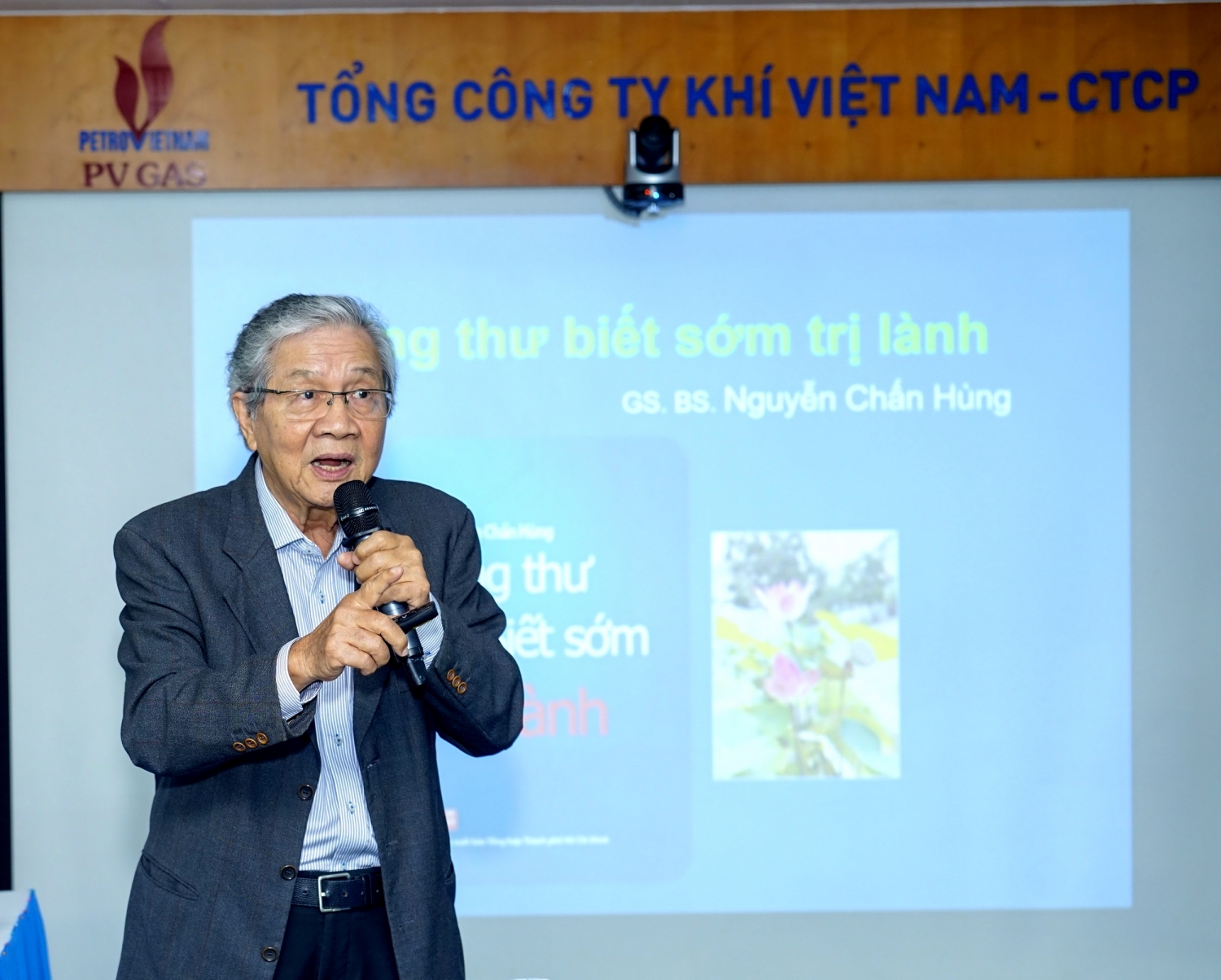 Chấn Hùng cung cấp nhiều kiến thức bổ ích, thiết thực về ung thư và việc phòng ngừa ung thư Chấn Hùng cung cấp nhiều kiến thức bổ ích, thiết thực về ung thư và việc phòng ngừa ung thư