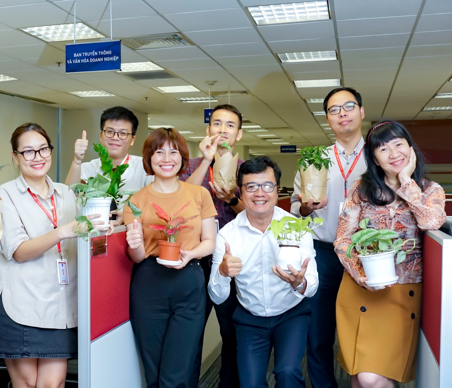 Ban Truyền thông và VHDN đồng hành cùng chương trình “Xanh hóa” nơi làm việc Ban Truyền thông và VHDN đồng hành cùng chương trình “Xanh hóa” nơi làm việc