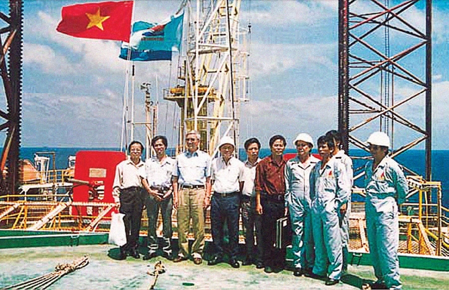 Vững tin vào tương lai của ngành Dầu khí Vững tin vào tương lai của ngành Dầu khí